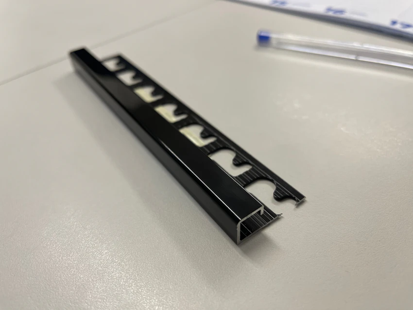 Profilo in alluminio squadrato nero lucido