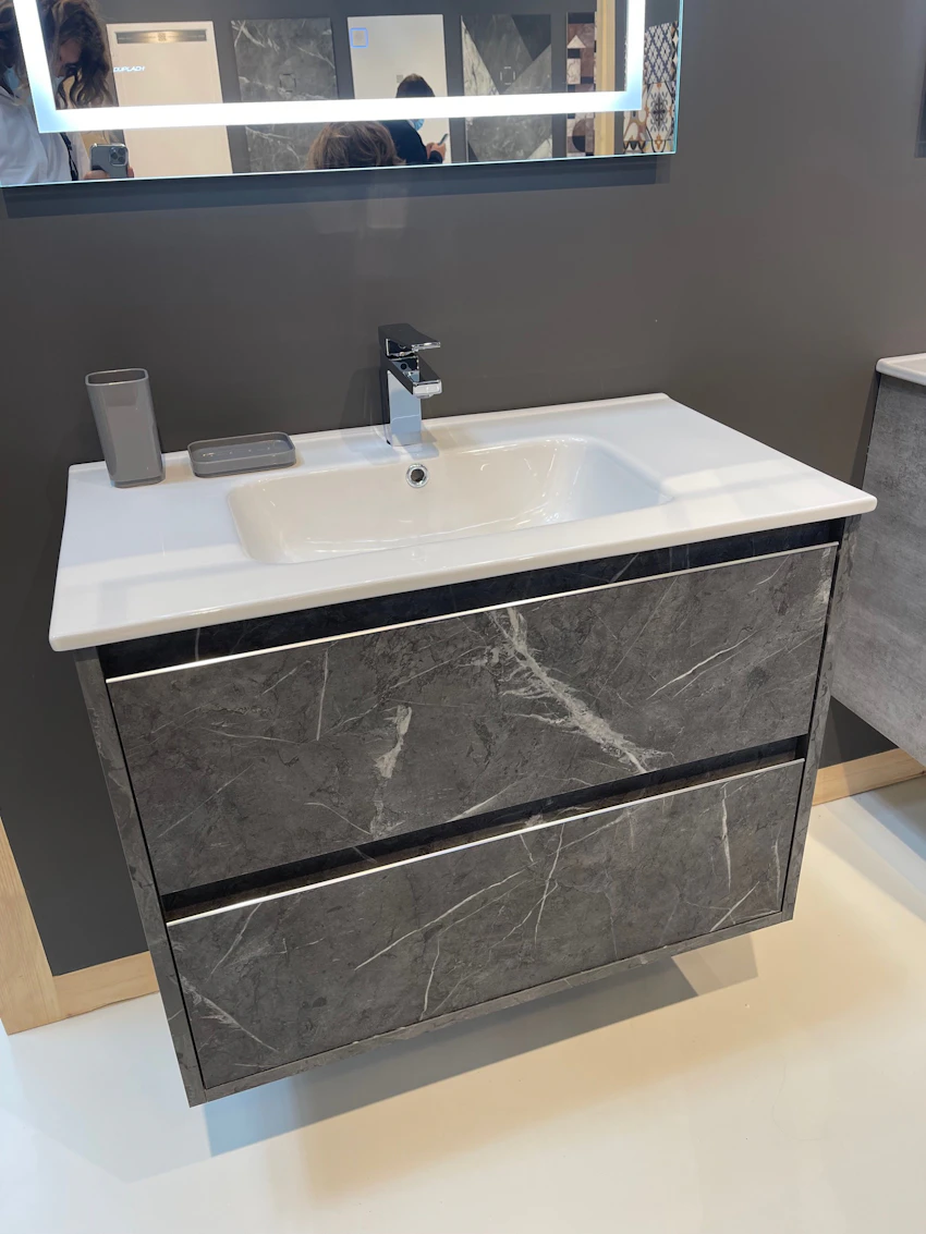 Mobili da bagno abbinabili ai piatti doccia in marmo resina 