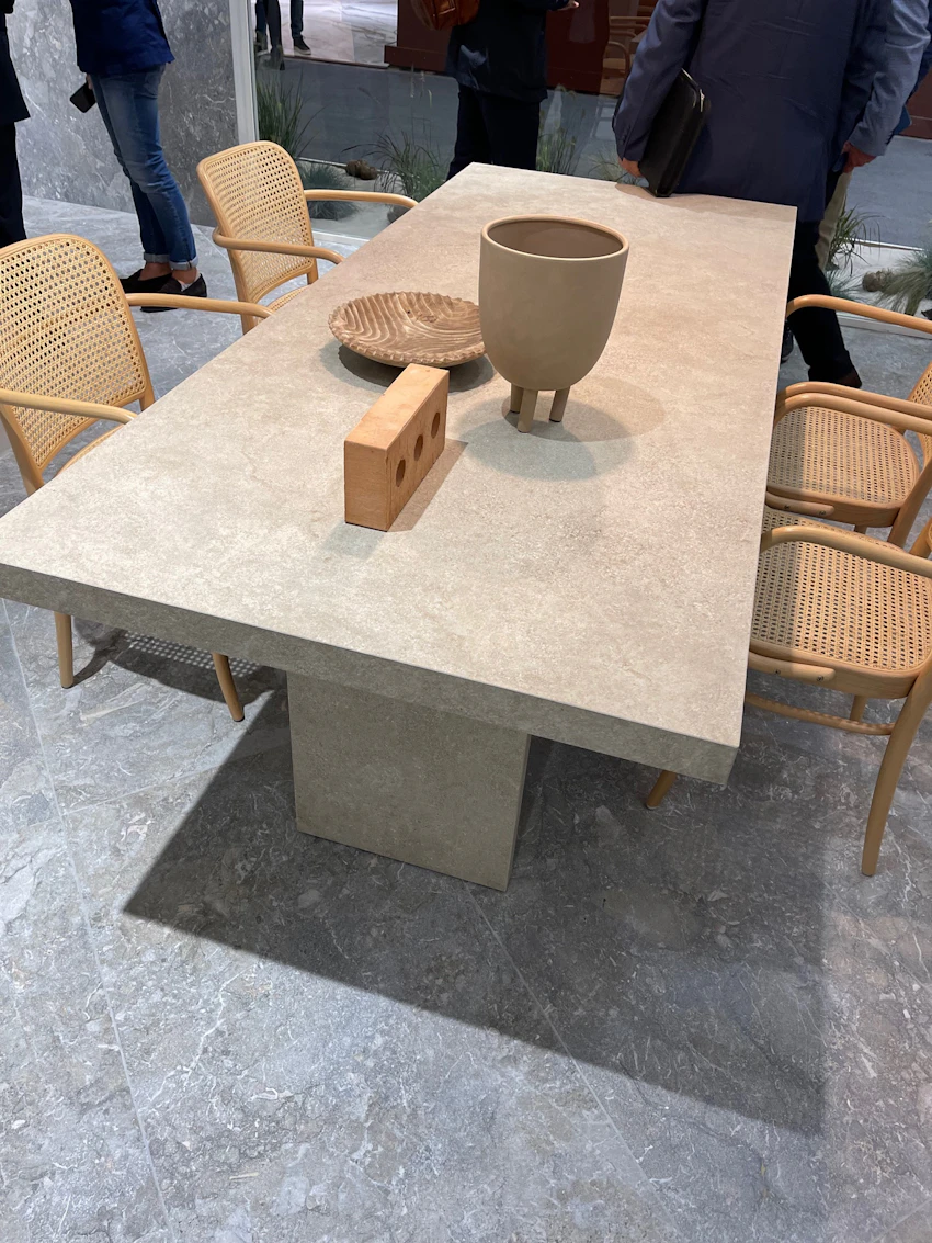 Tavolo in gres color travertino linea DINAMIKA su misura