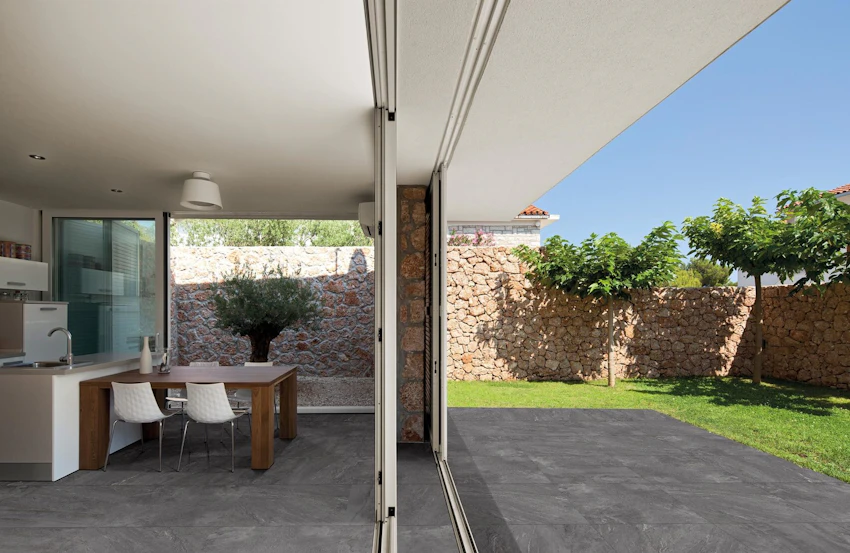 Pavimento in Gres porcellanato galleggiante Alpi Antracite 60x60 R11 2 CM