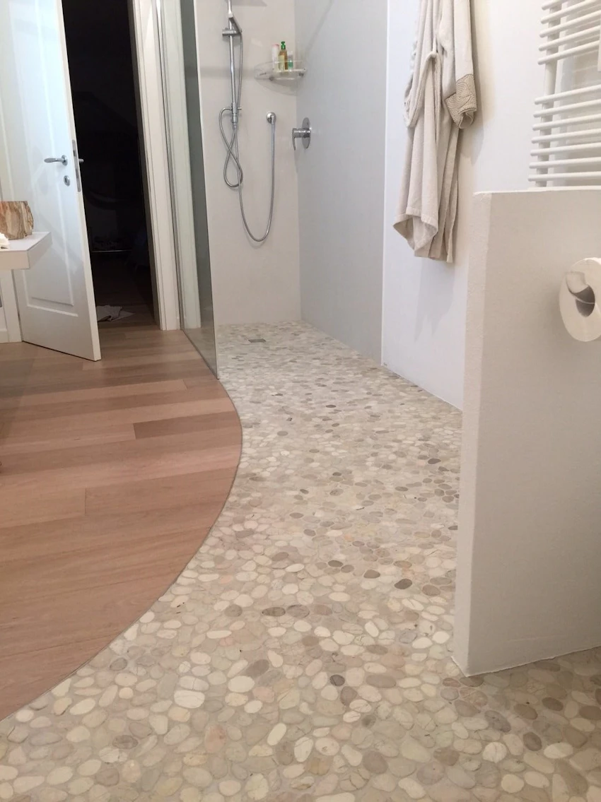 Mosaico sasso avorio piatto