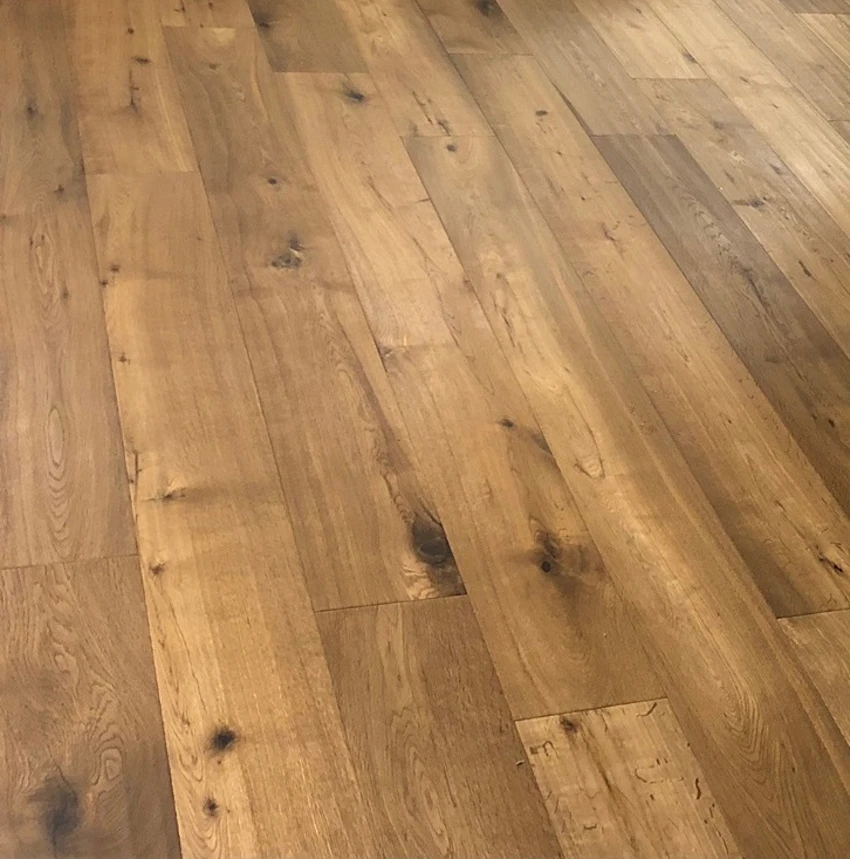 Plancia in Rovere Mielato piallato nodato