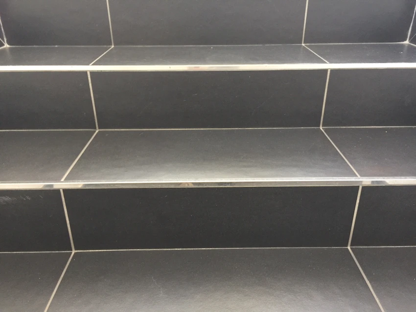 Gradino Scala in gres nero con profilo alluminio