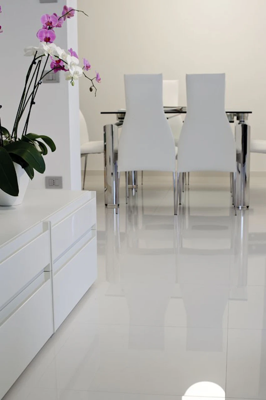 Pavimento in gres porcellanato levigato Super Bianco lucido