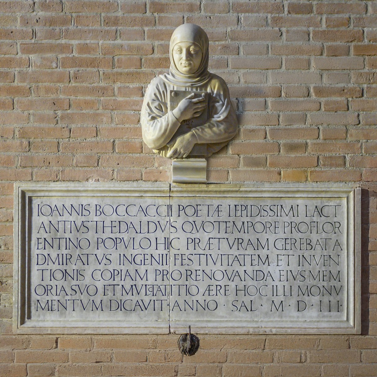 Giovan Francesco Rustici, busto effigiante Giovanni Boccaccio. Epigrafe  del cenotafio commissionato dal Vicario Lattanzio Tedaldi (1503) 2