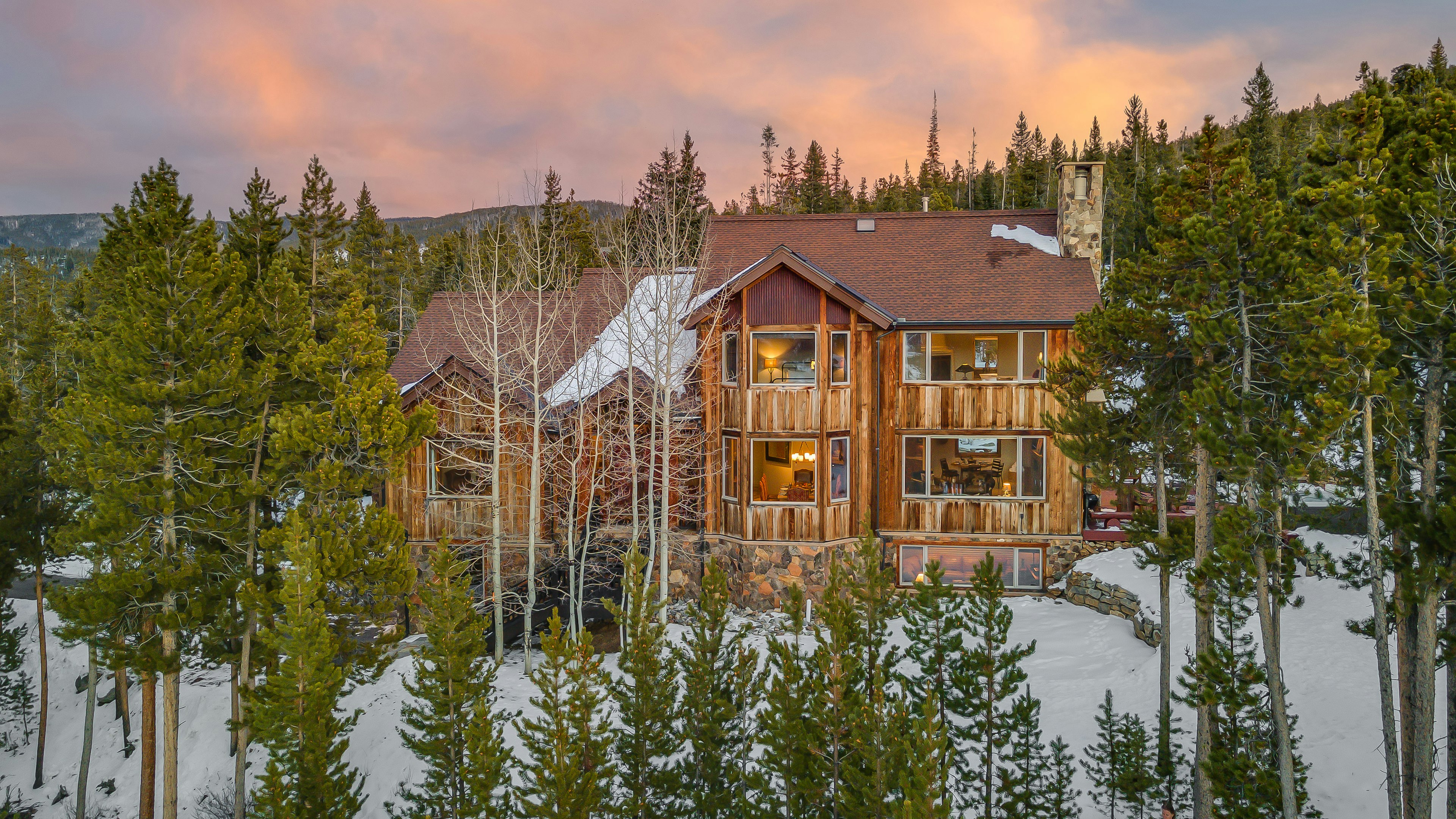 Alpenglow Peaks Lodge 1