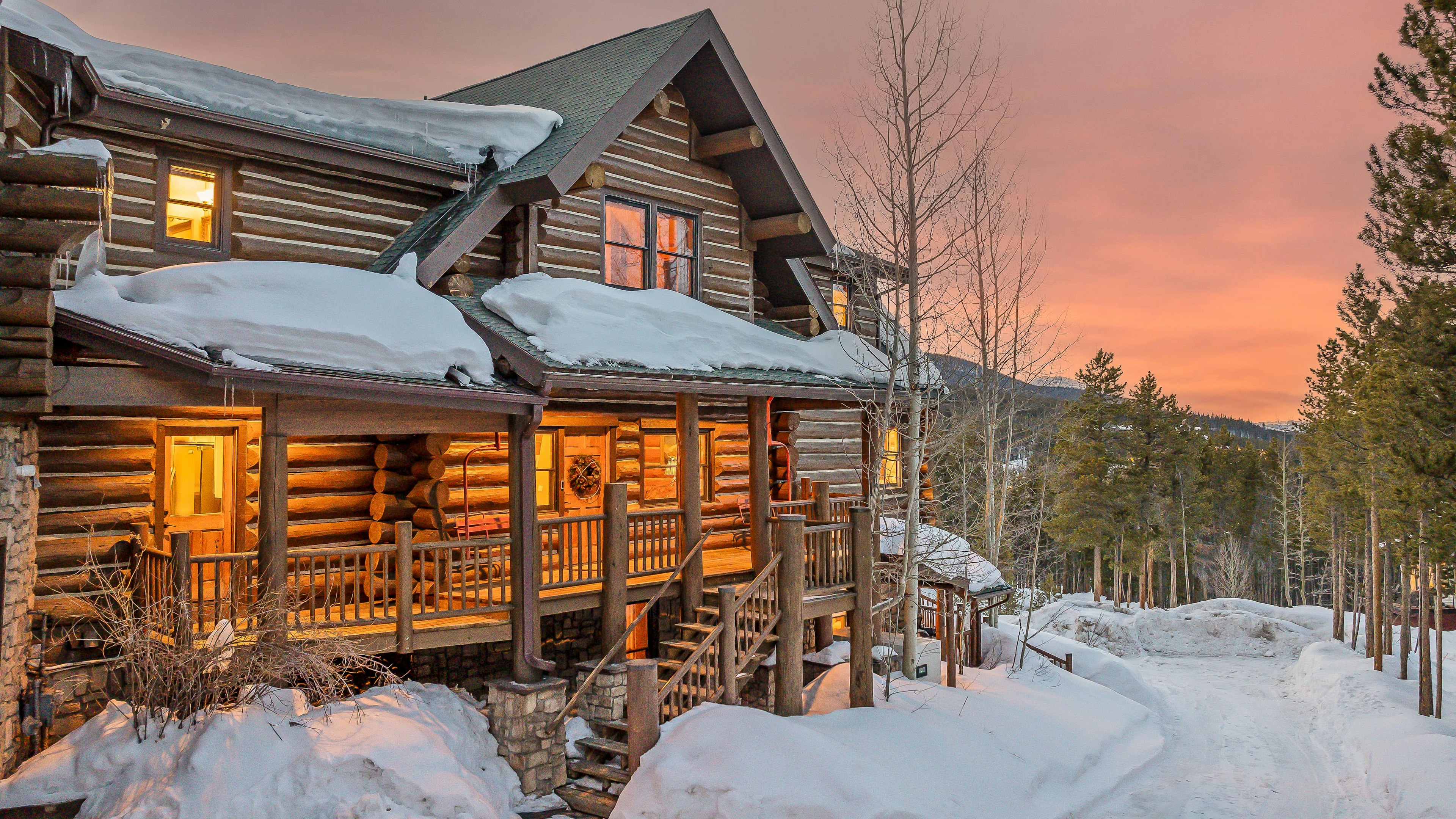 Front entrance of Ski Classic Lodge