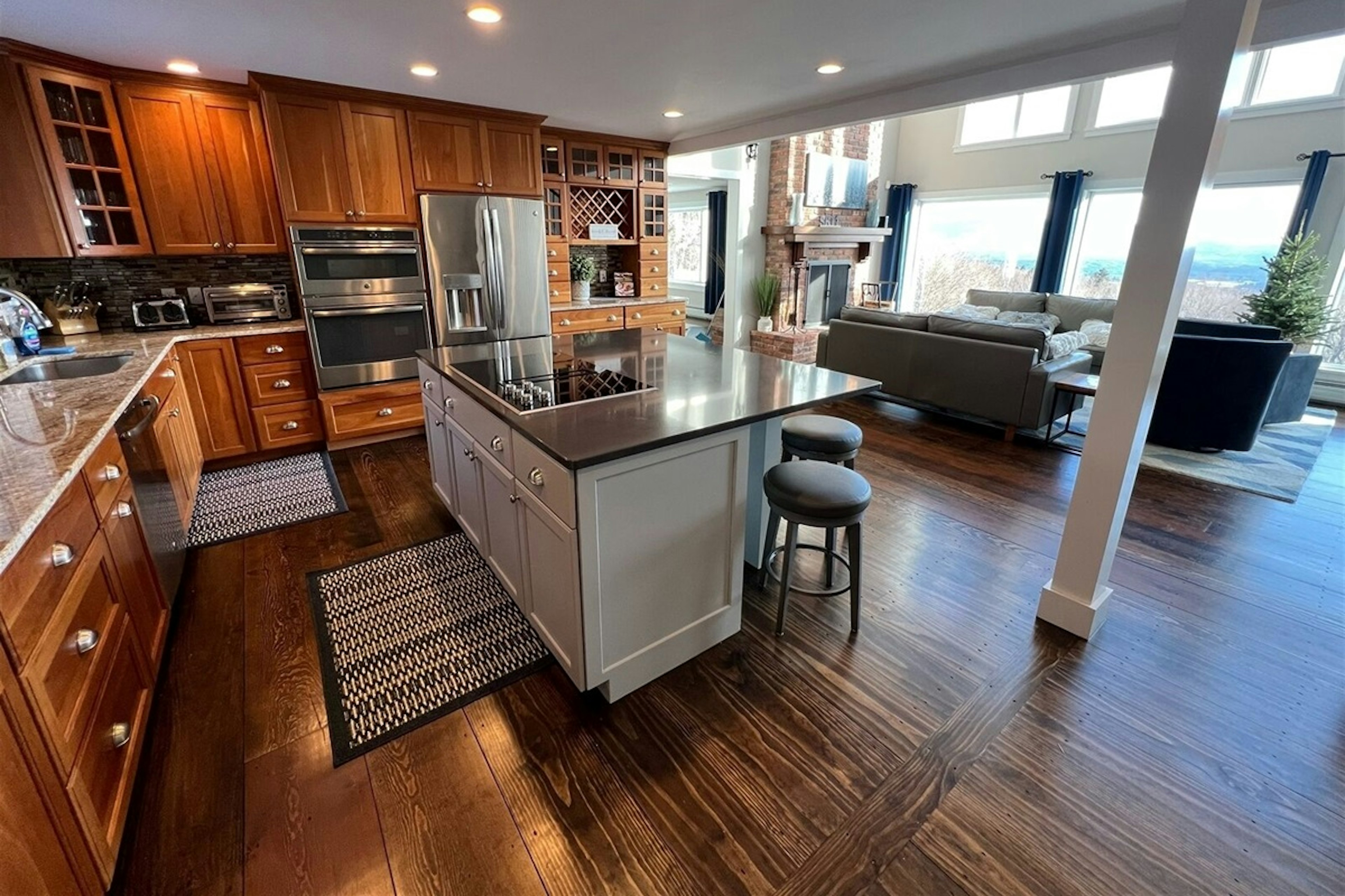 Expansive and Modern Kitchen