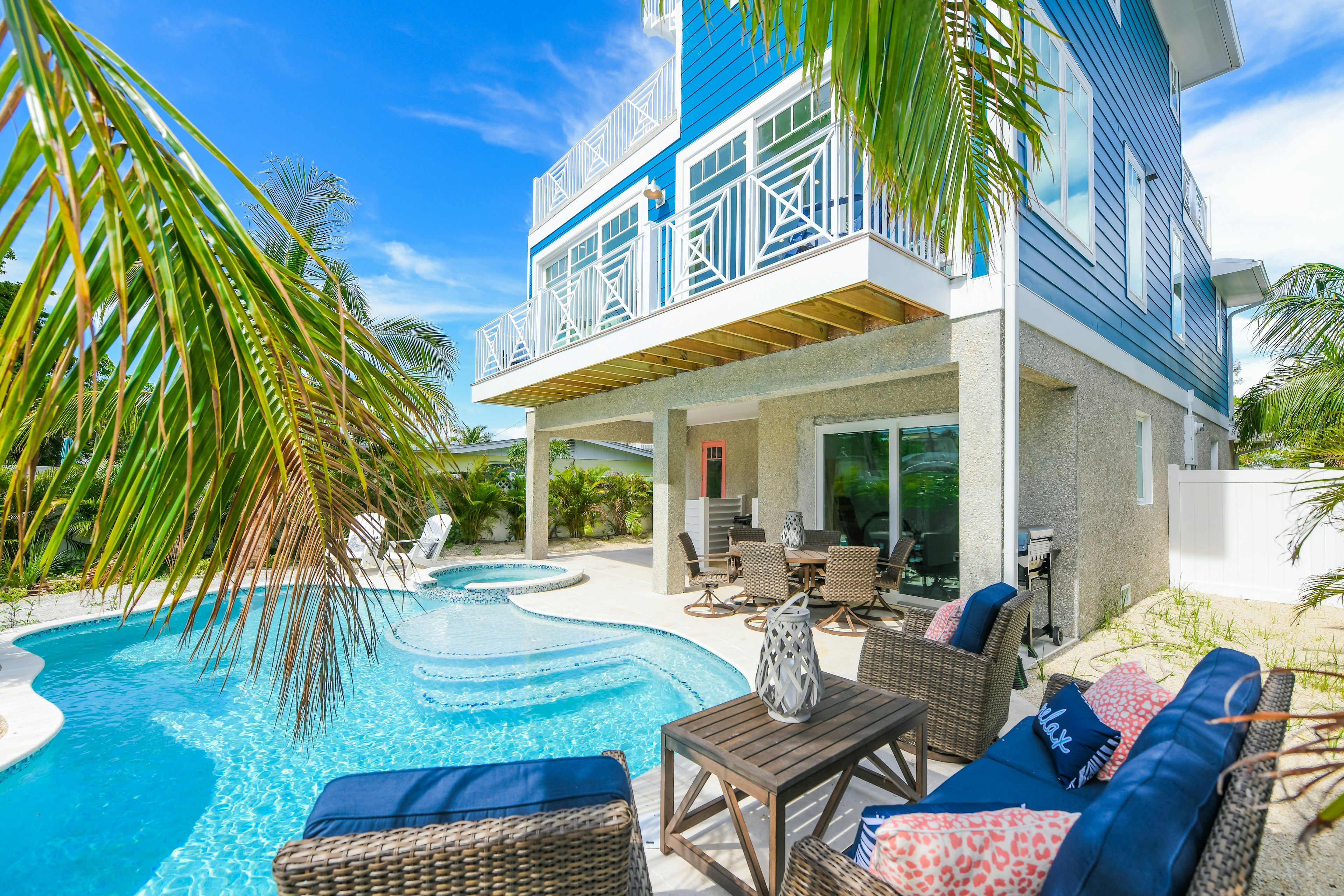 Pool and Lounge - Coastal Queen by AMI Locals
