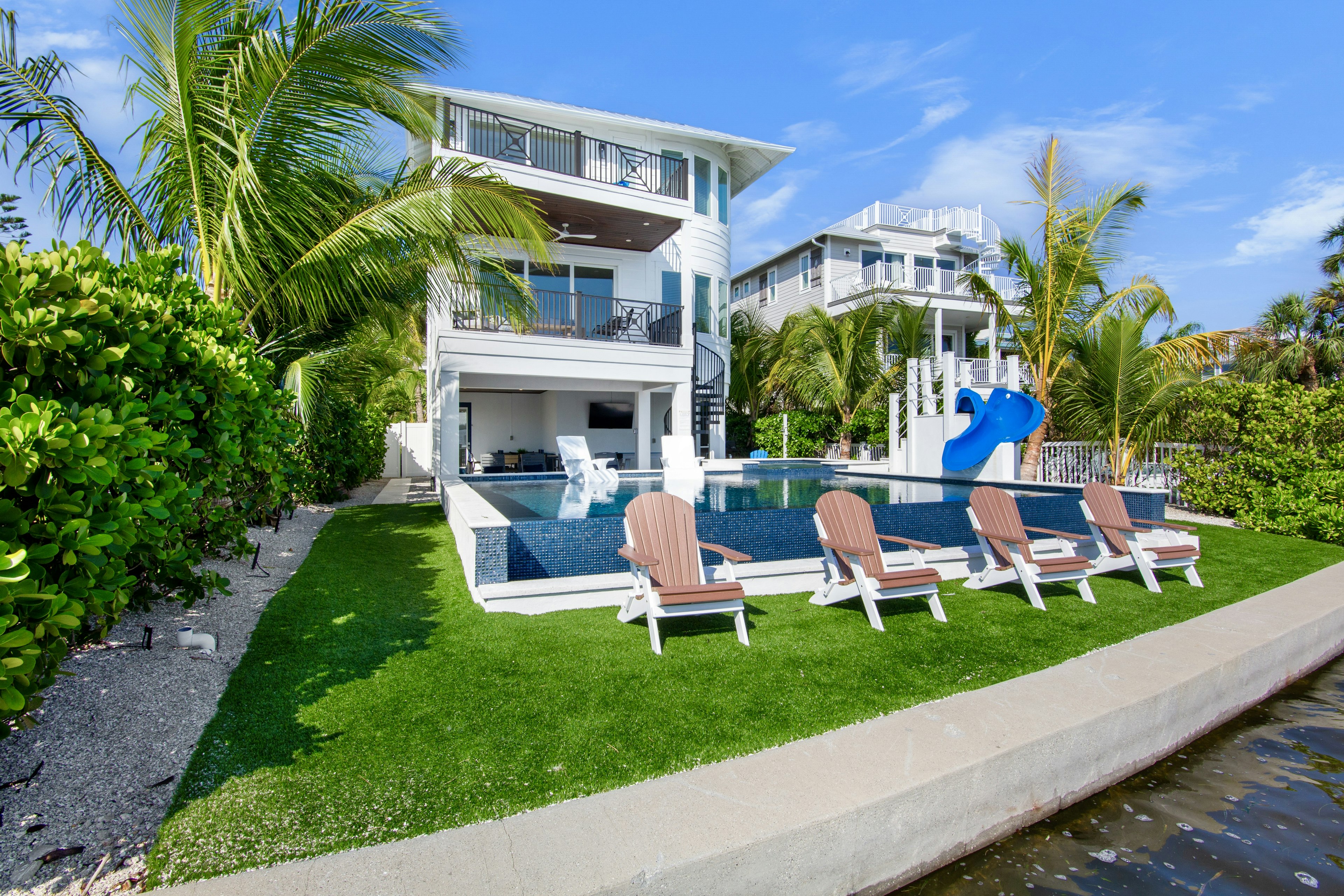 Private INFINITY EDGE Pool and Spa