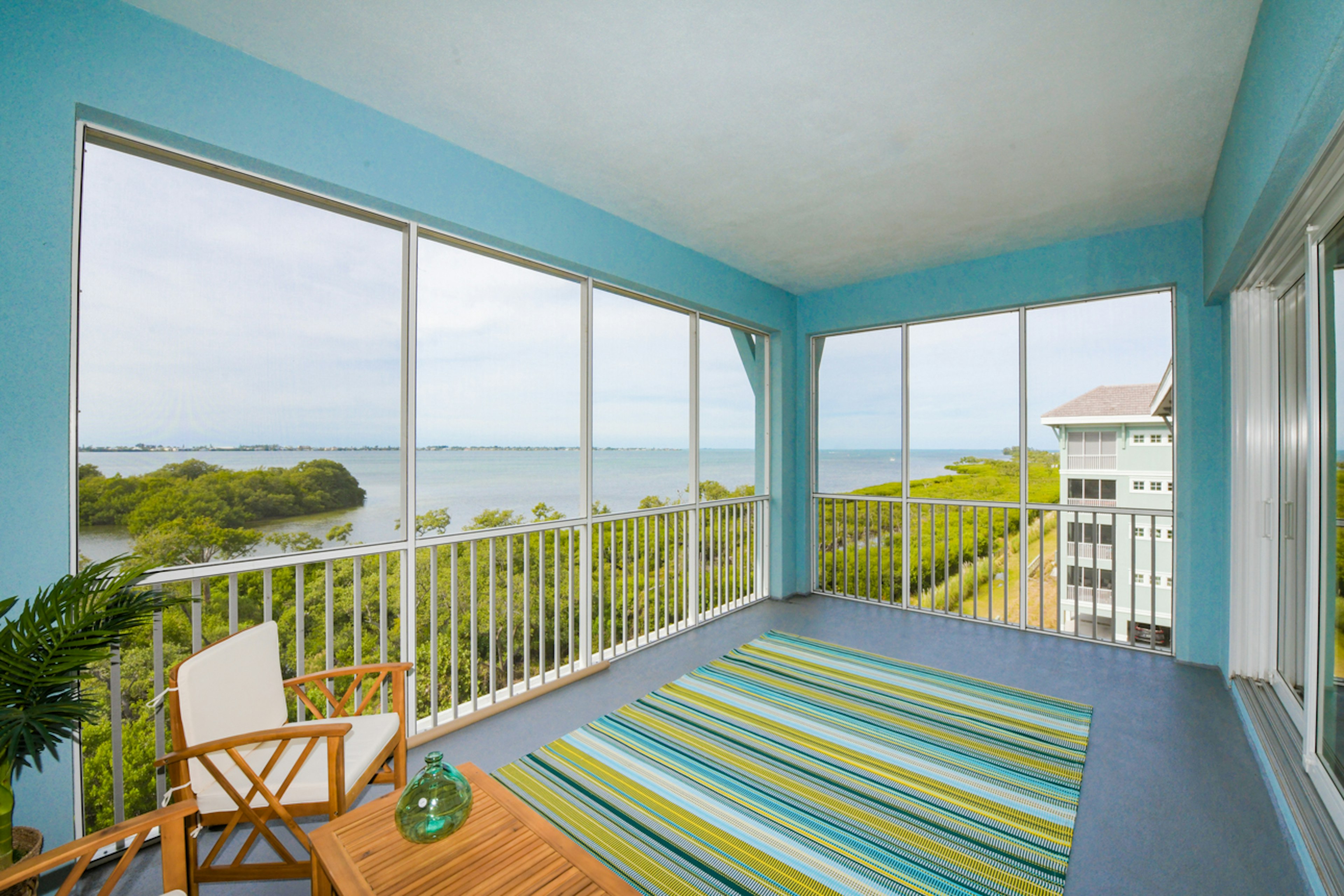 Lanai, Lounge Area