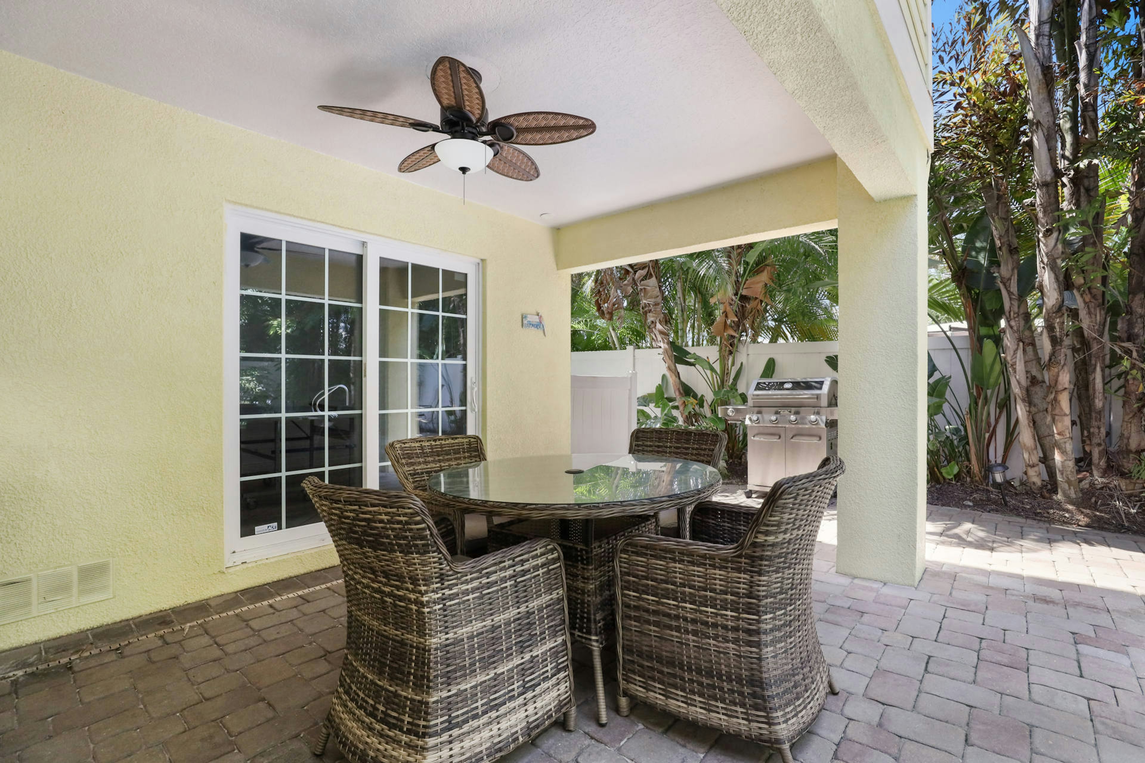 Outdoor Dining Area & Grill