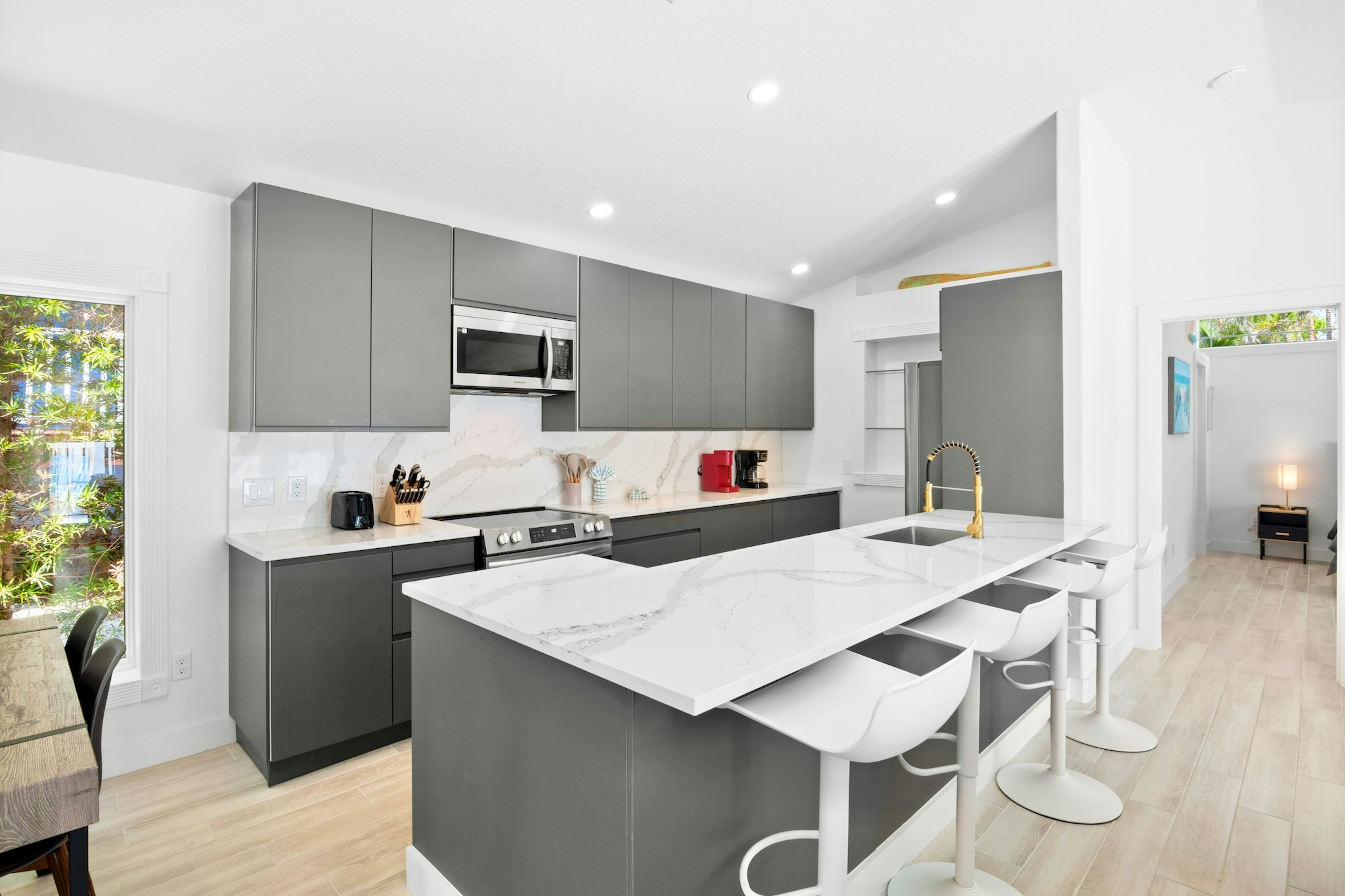 Fully Equipped Kitchen, Breakfast Bar