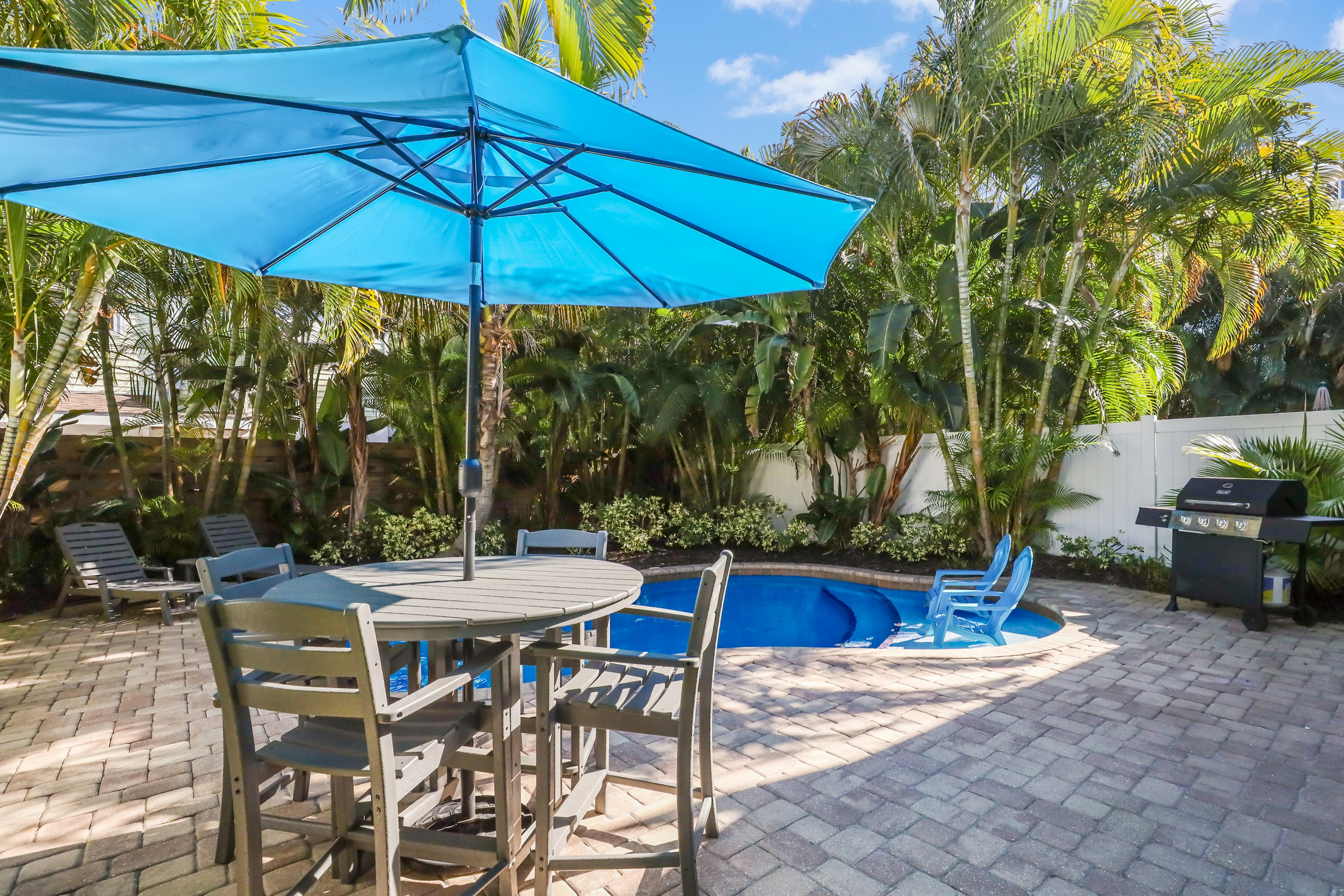 Outdoor Pool Dining