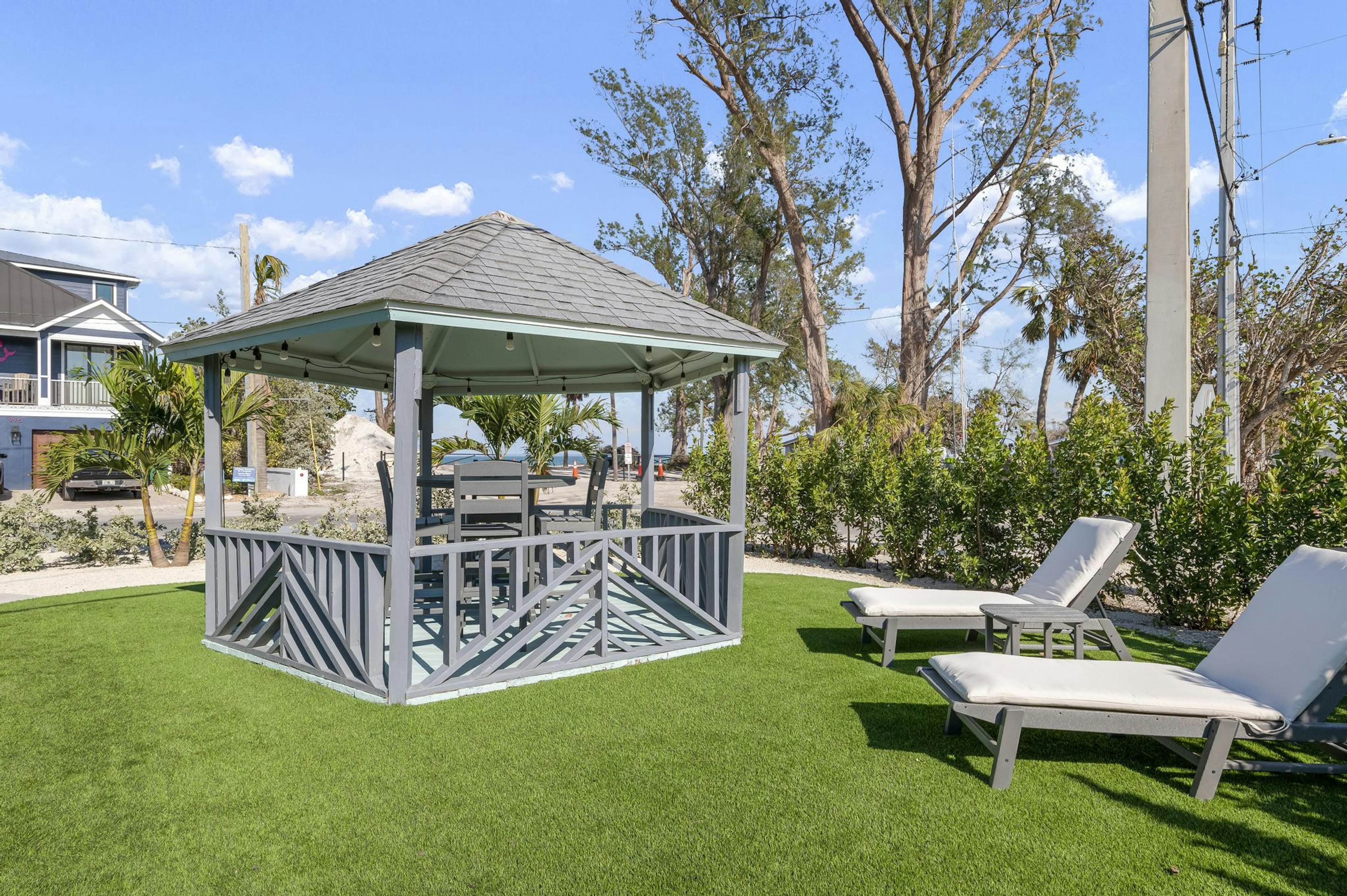 Outdoor Dining and Lounge