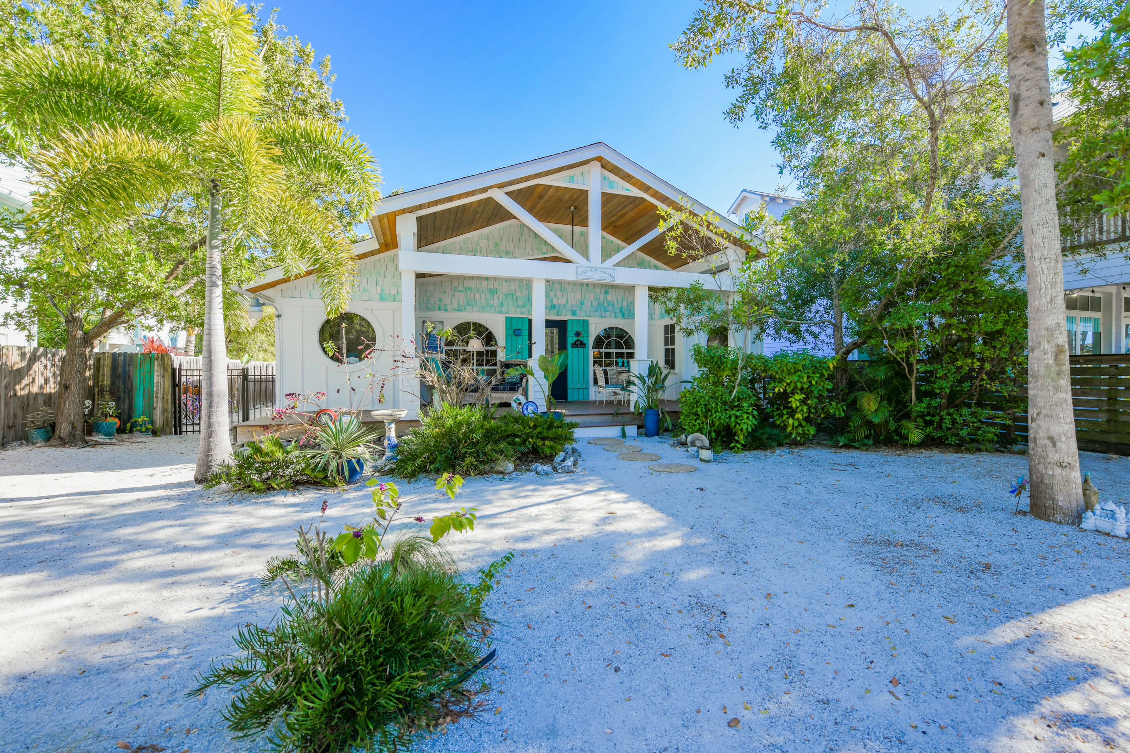 Buttonwood Cottage by AMI Locals