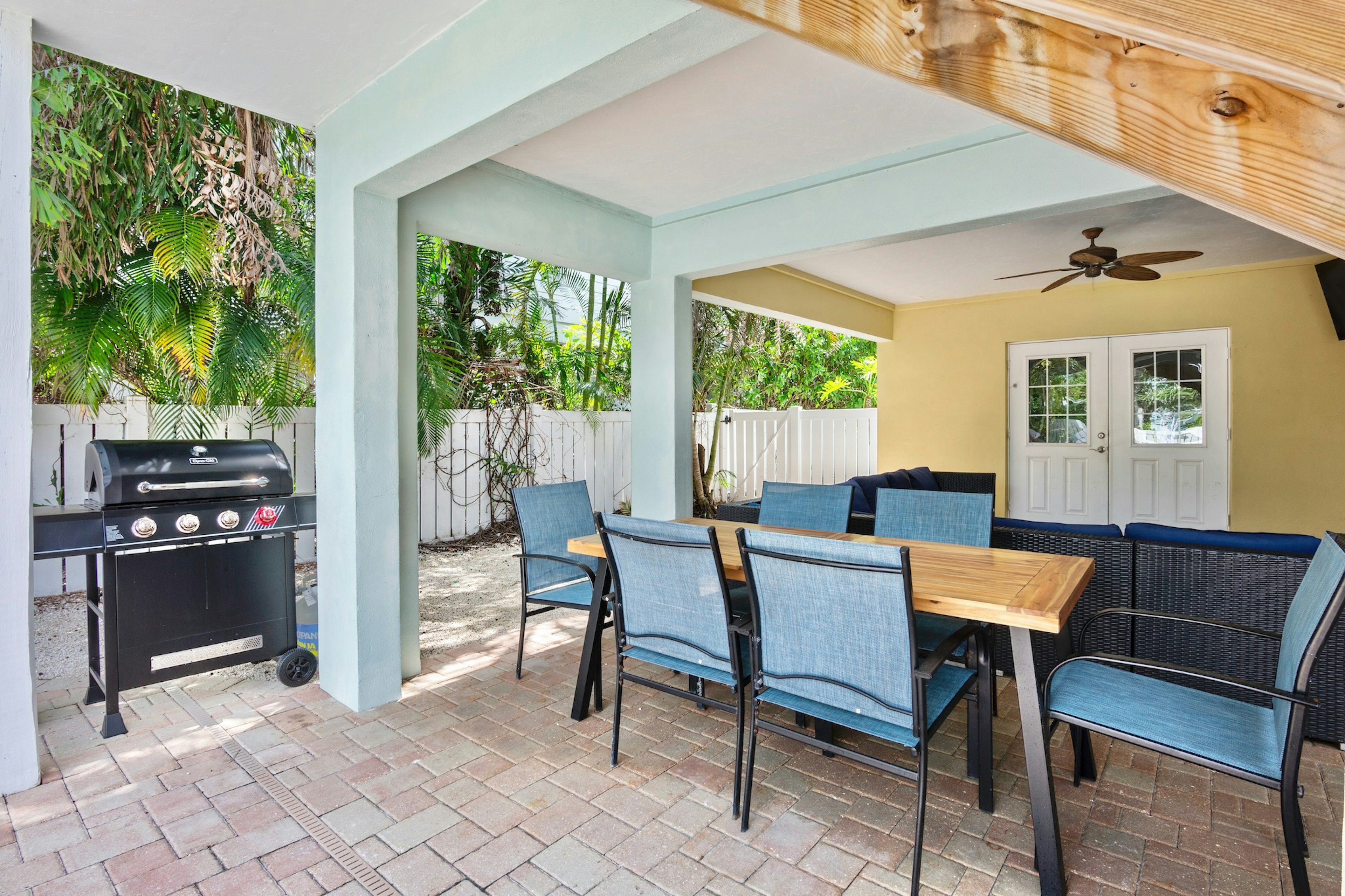 Poolside Dining, Outdoor Grill