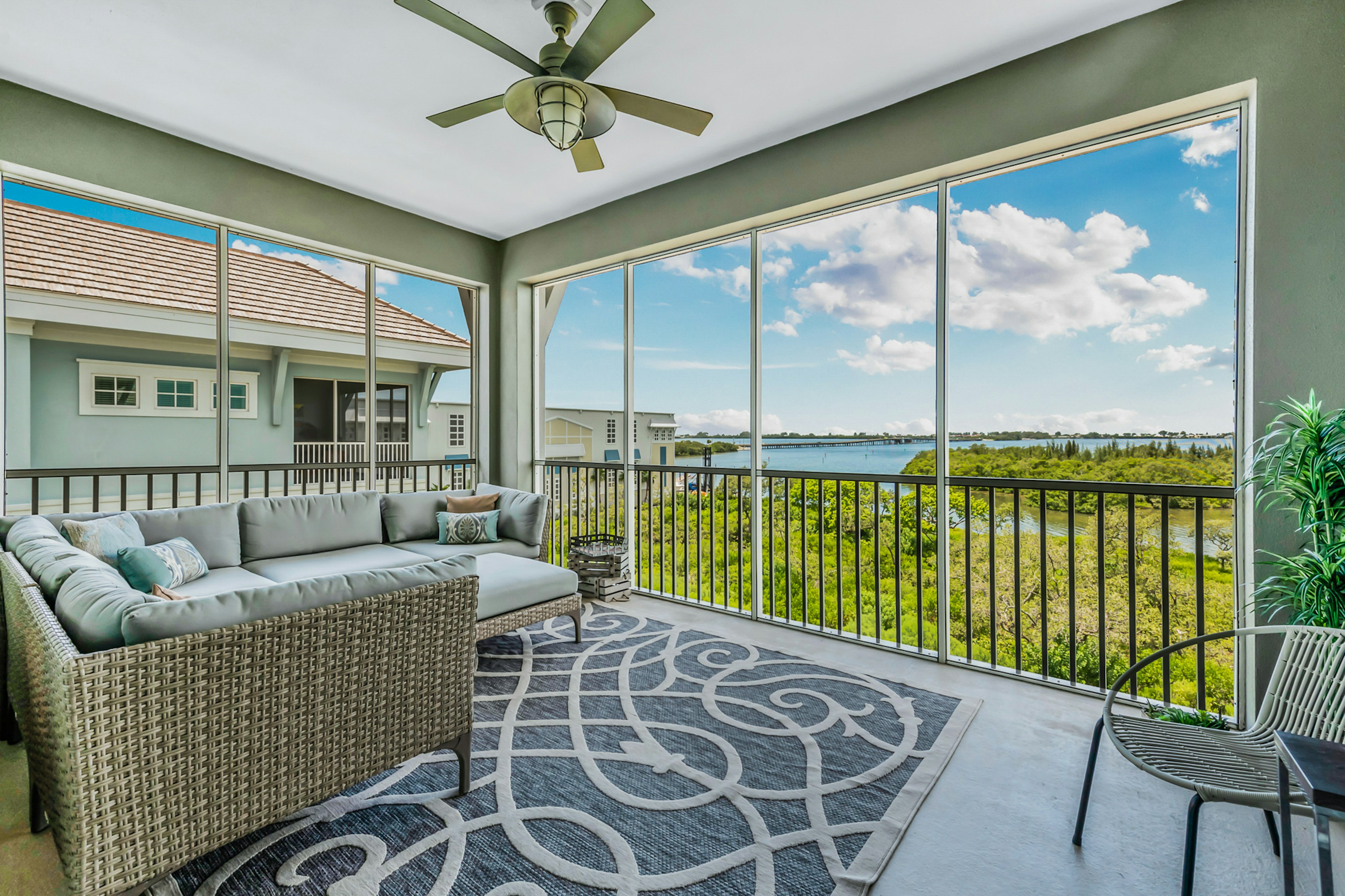 Private Balcony - Bay Views
