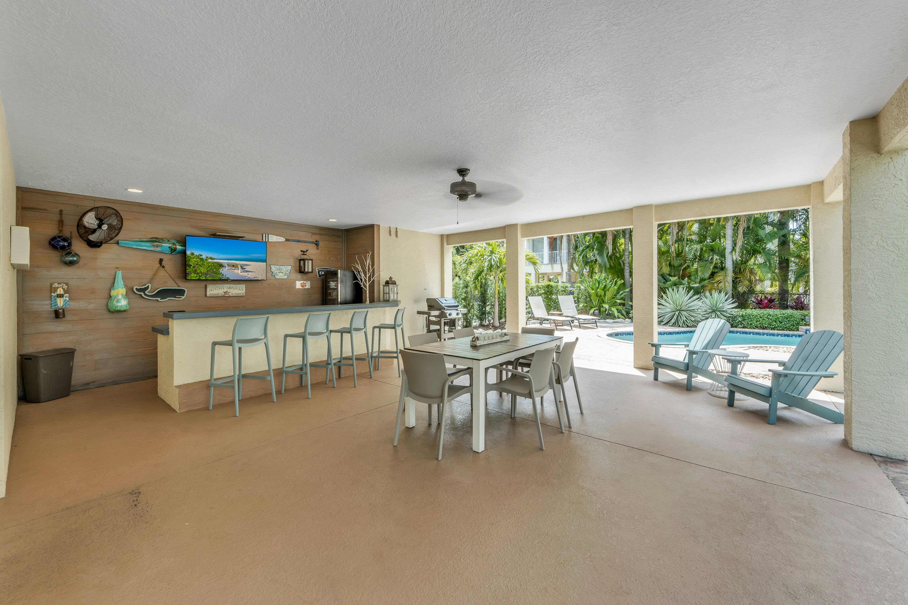 Covered Outdoor Bar, Dining Area and TV