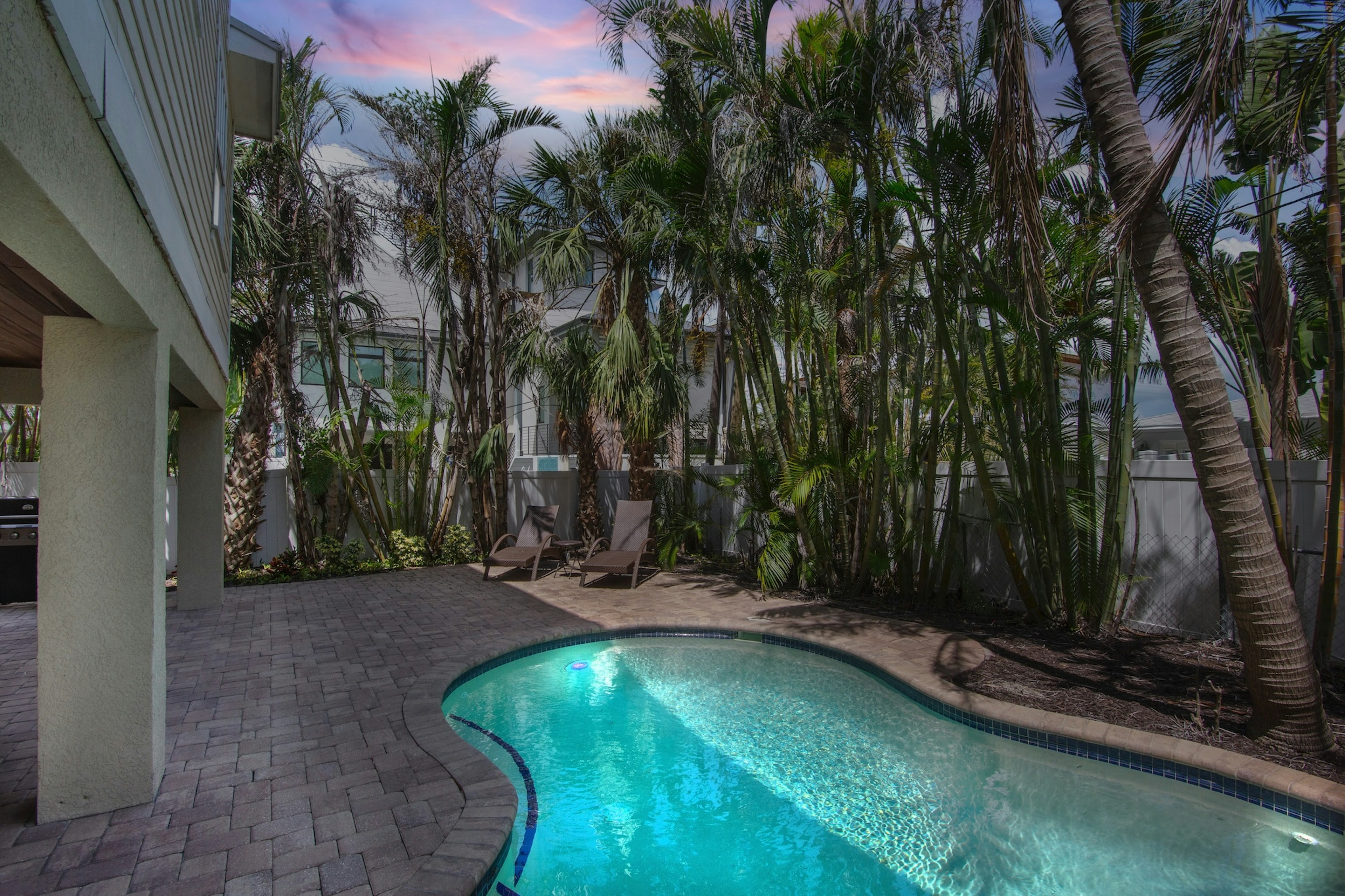 Private Pool, Loungers