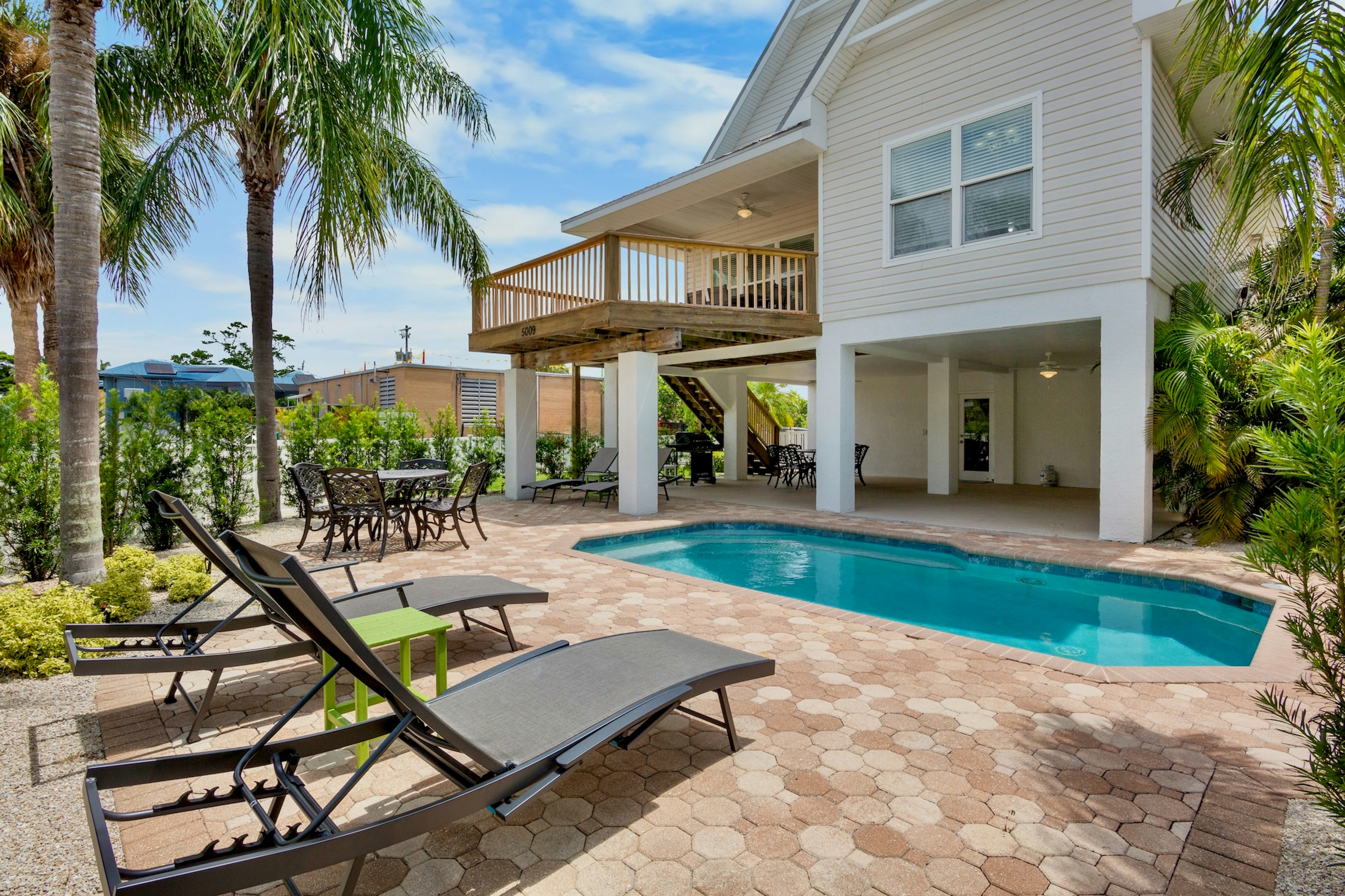 Private Pool, Poolside Loungers