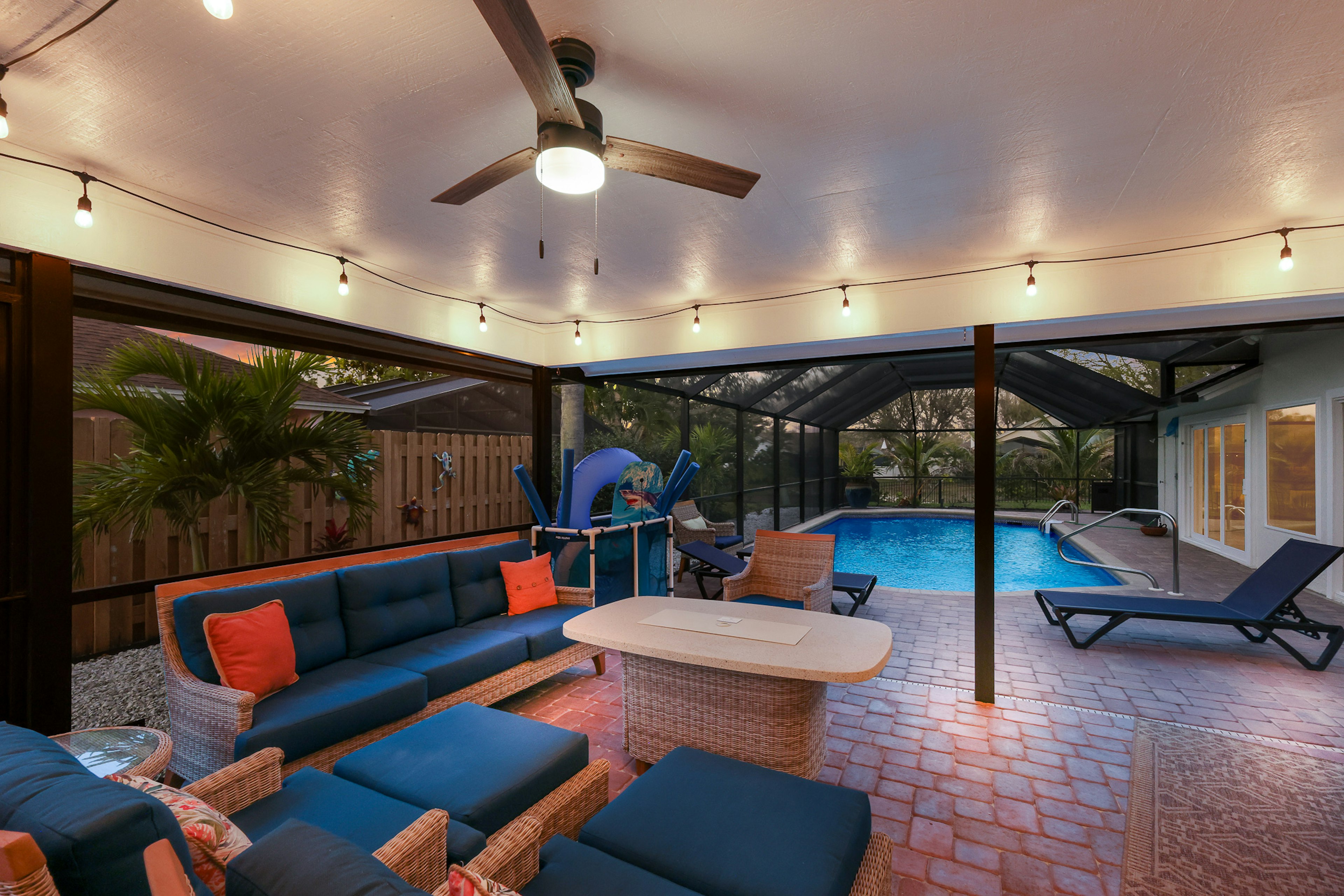 Lounge with Cushions