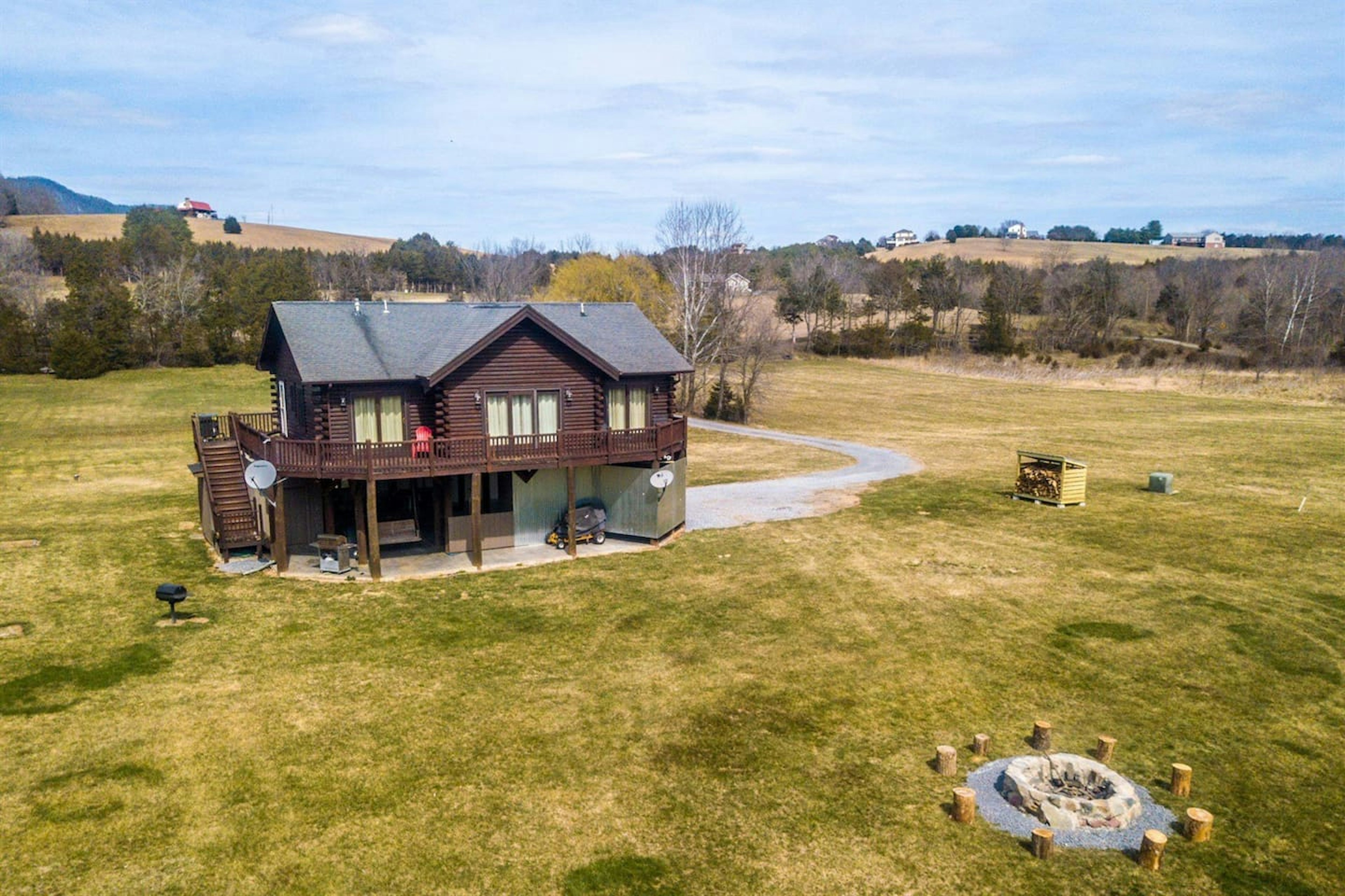 Poppy's Hideaway on the Shenandoah River with huge lawns and hang-out areas 1
