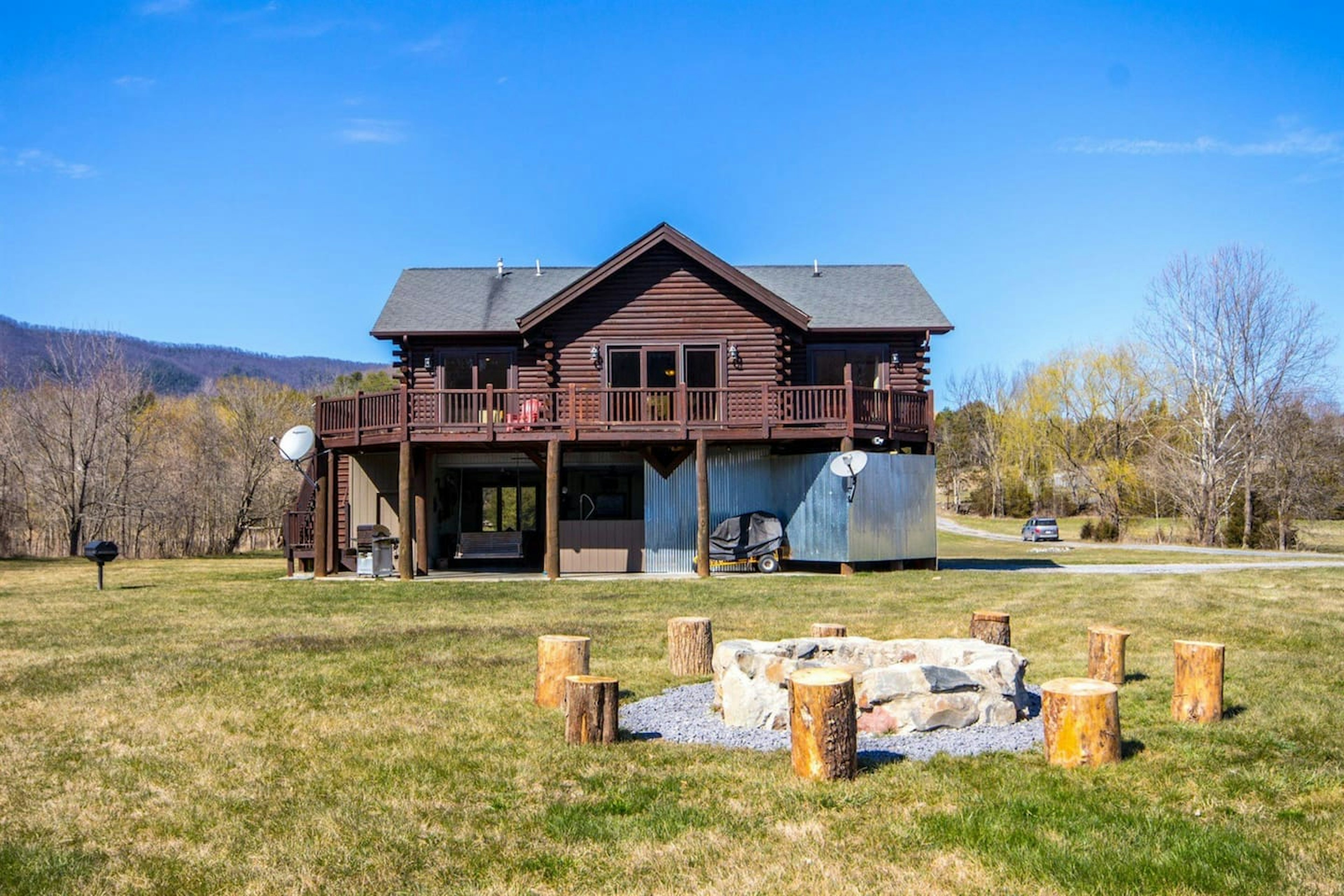 Poppy's Hideaway on the Shenandoah River with huge lawns and hang-out areas, photo 3