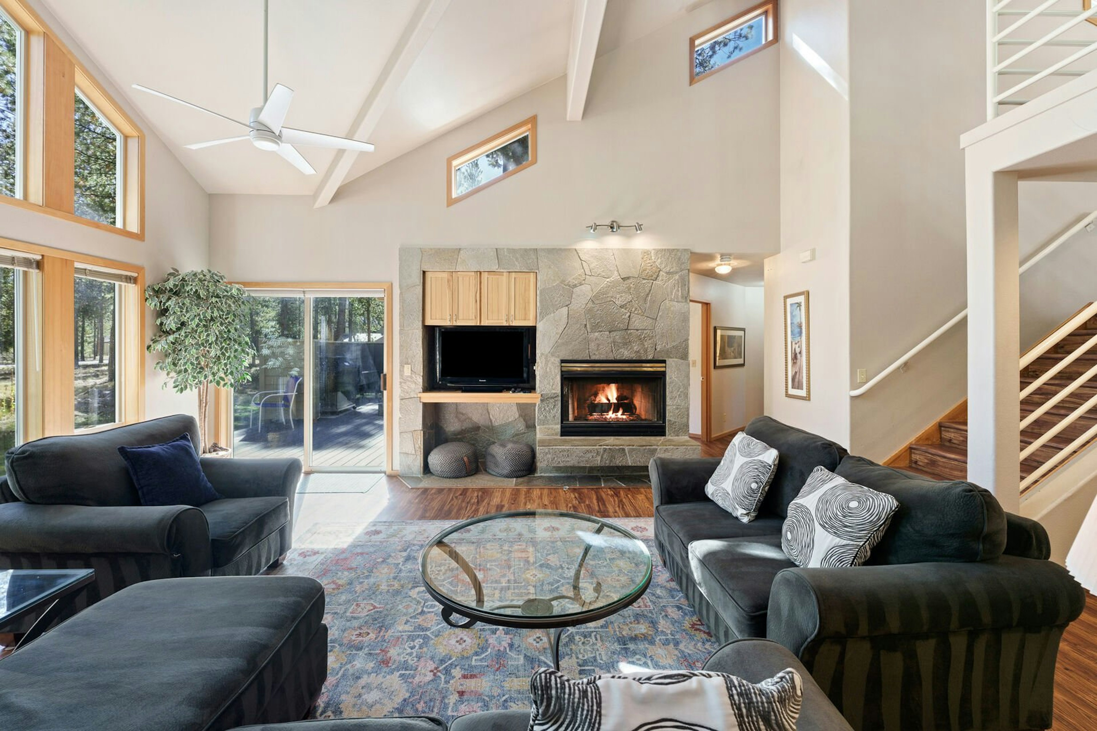 1 Colonial, photo 3