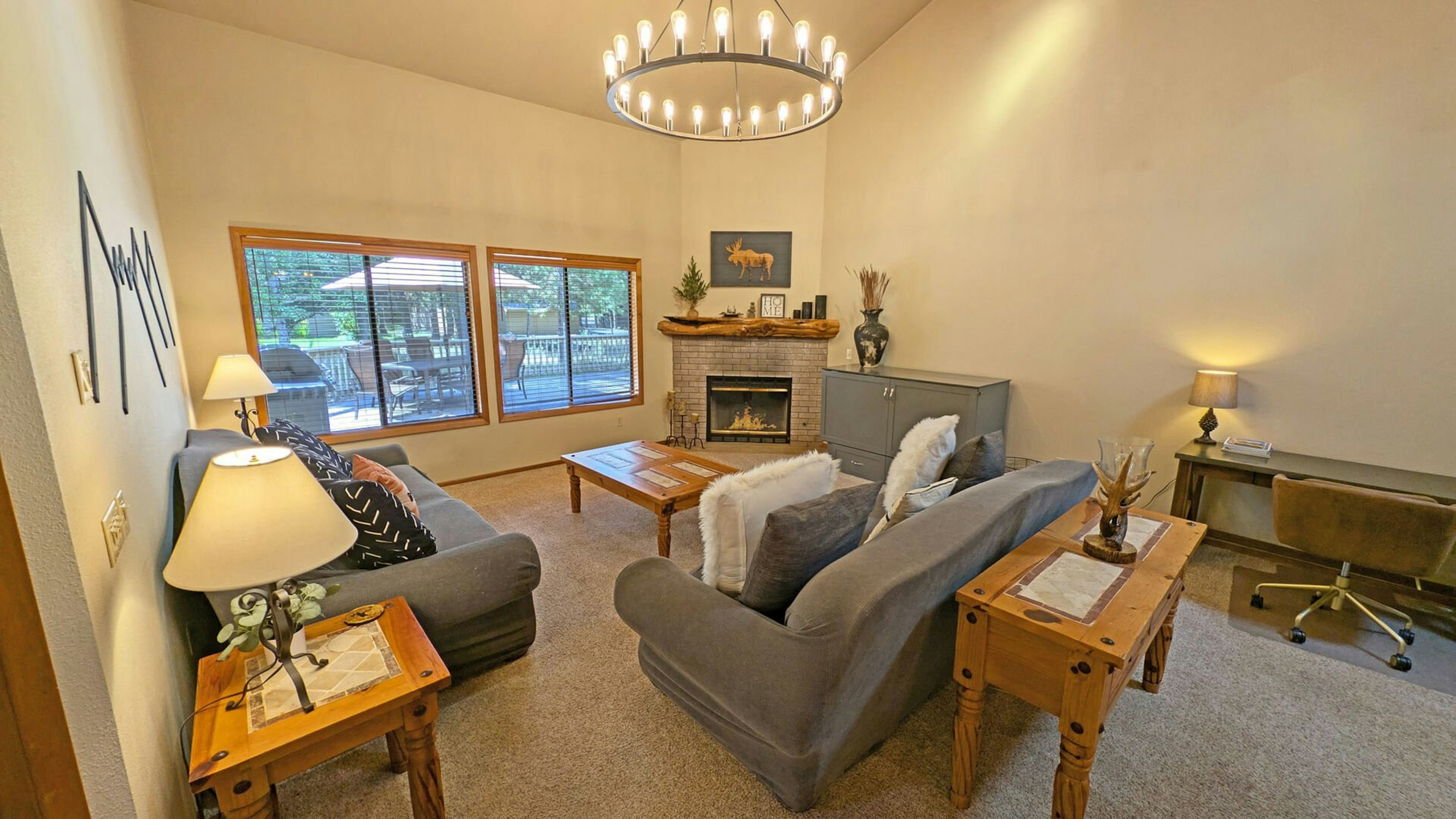 Big Leaf 4 - Living Room