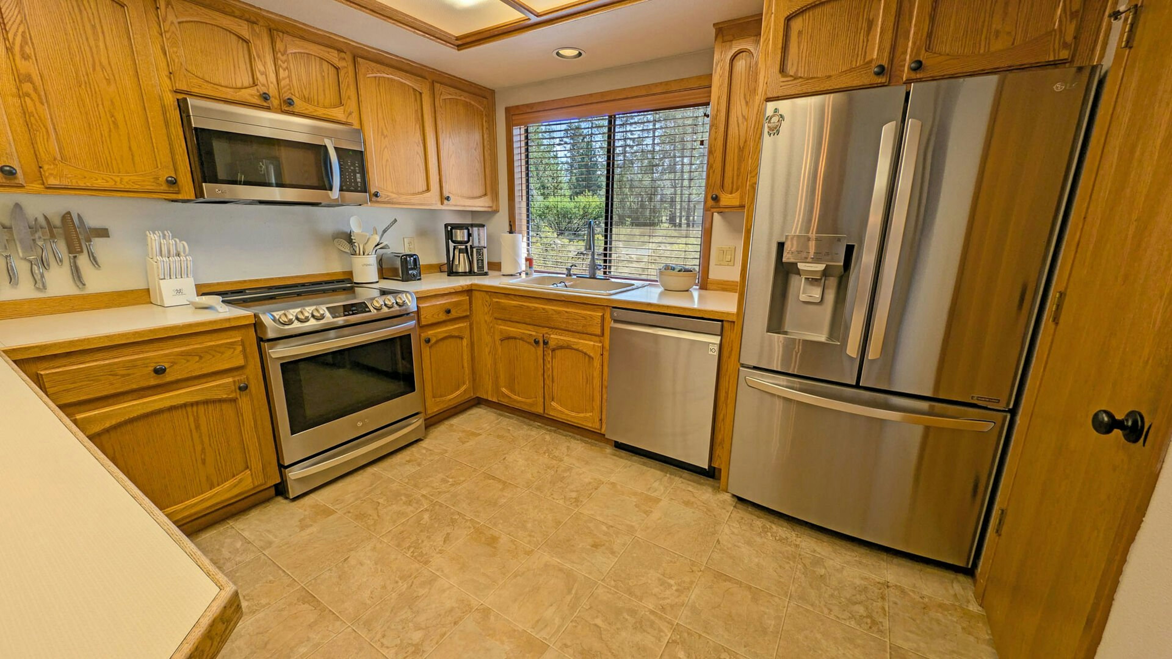 Big Leaf 4 - Kitchen