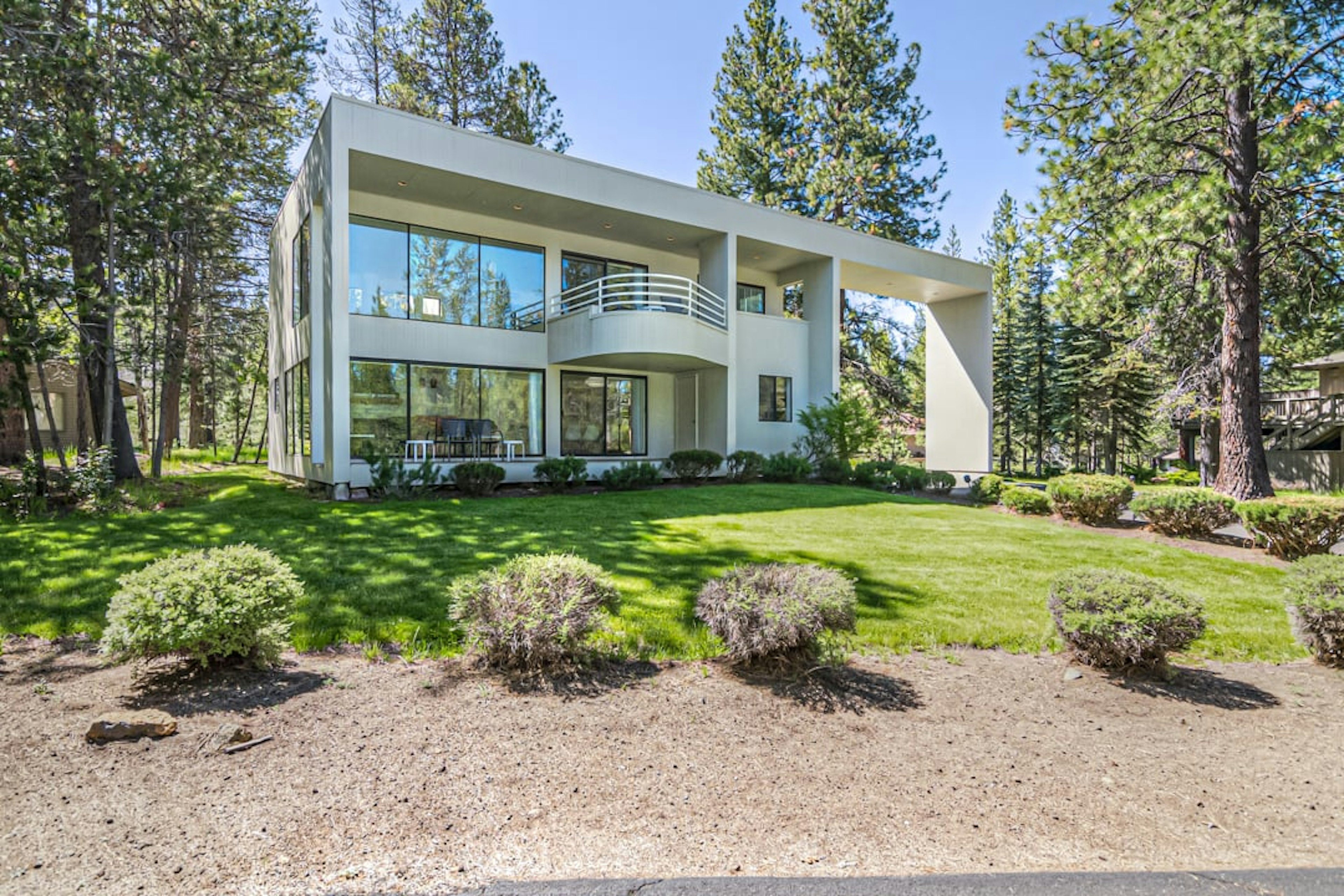 Irish Mtn 4 - Modern Luxury Awaits