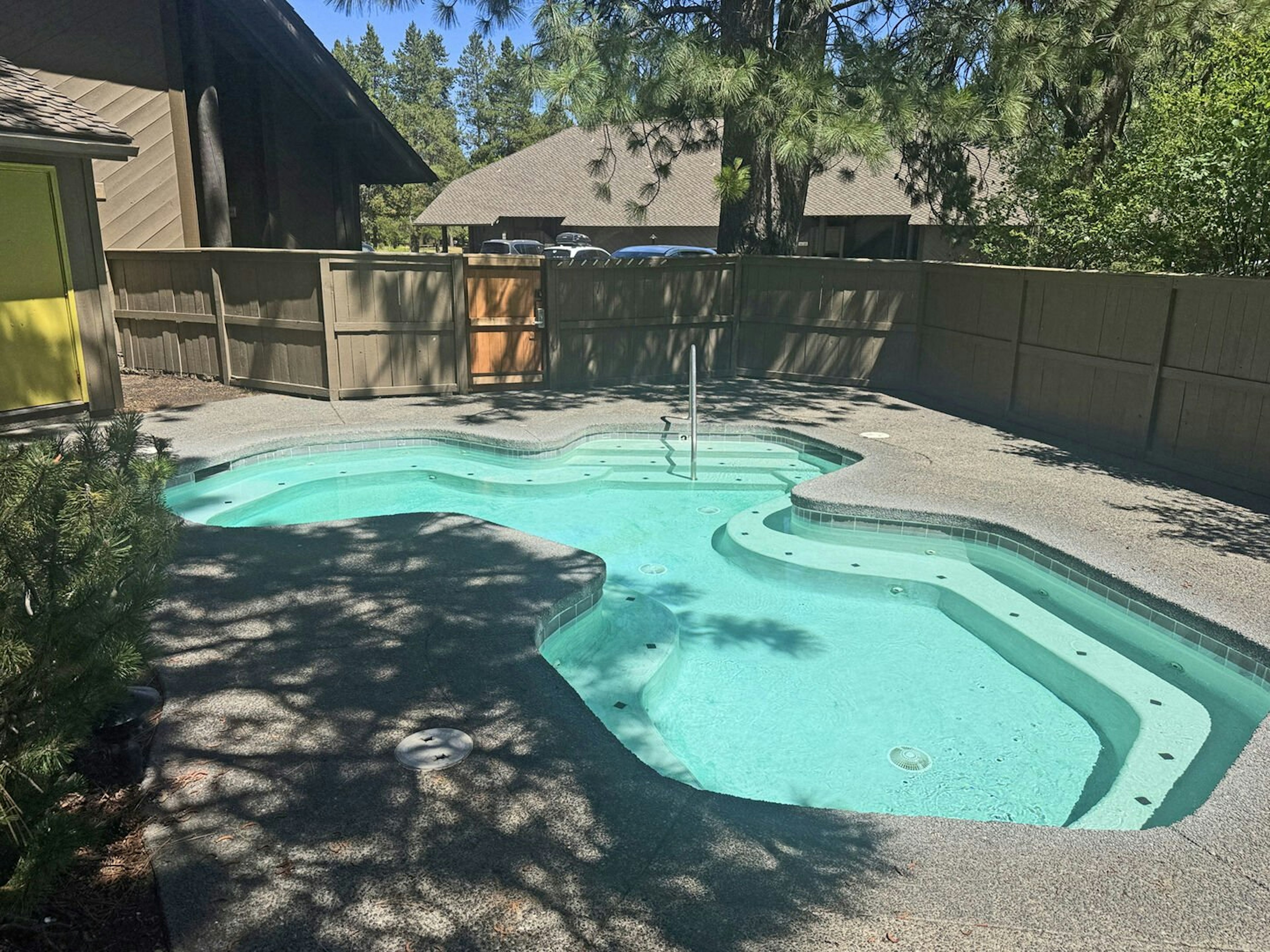 The Meadows Retreat - Semi-Private, gated Hot Tub- Key Card required