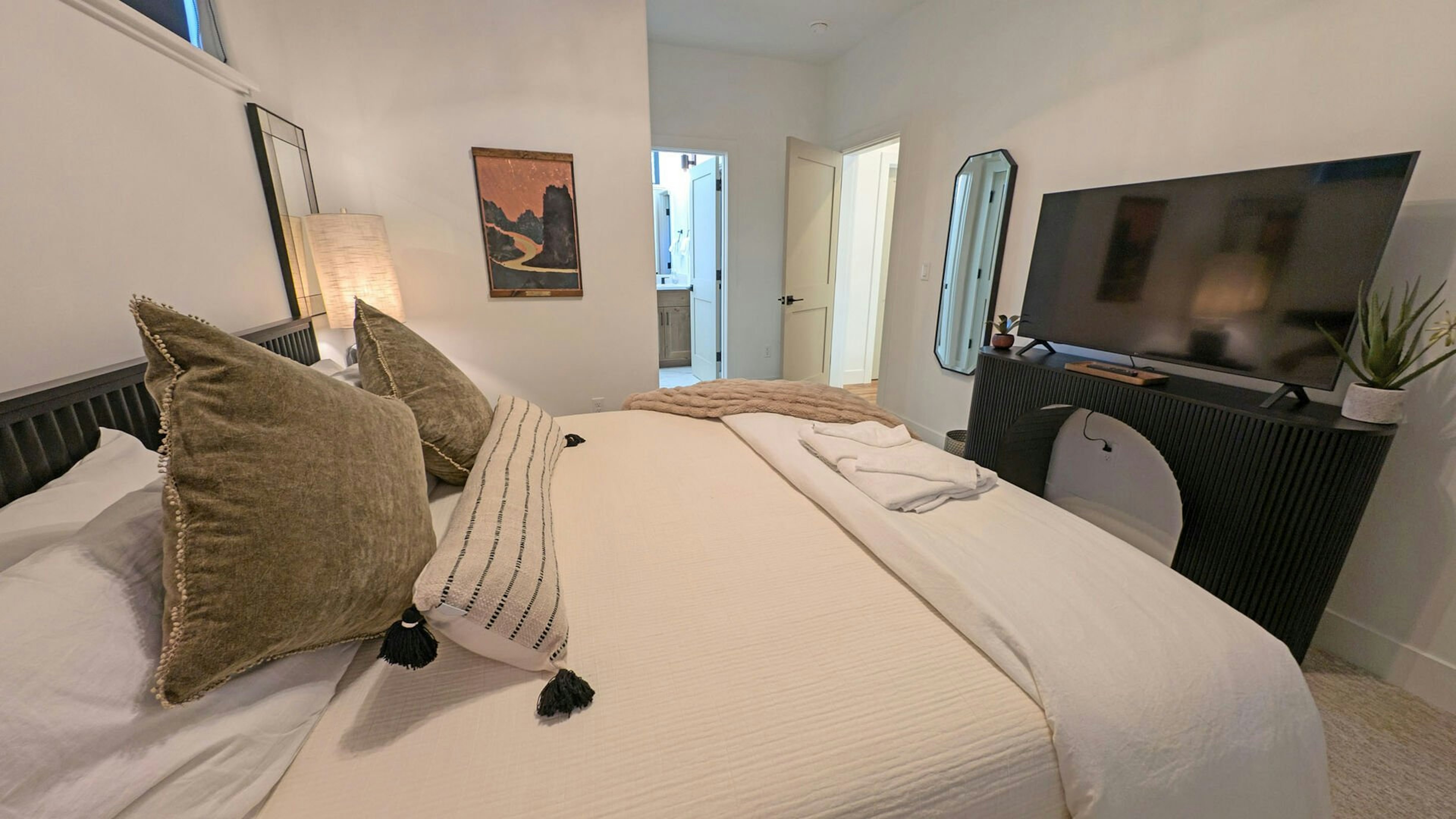 Pine Mountain 6 - Primary Bedroom with En Suite