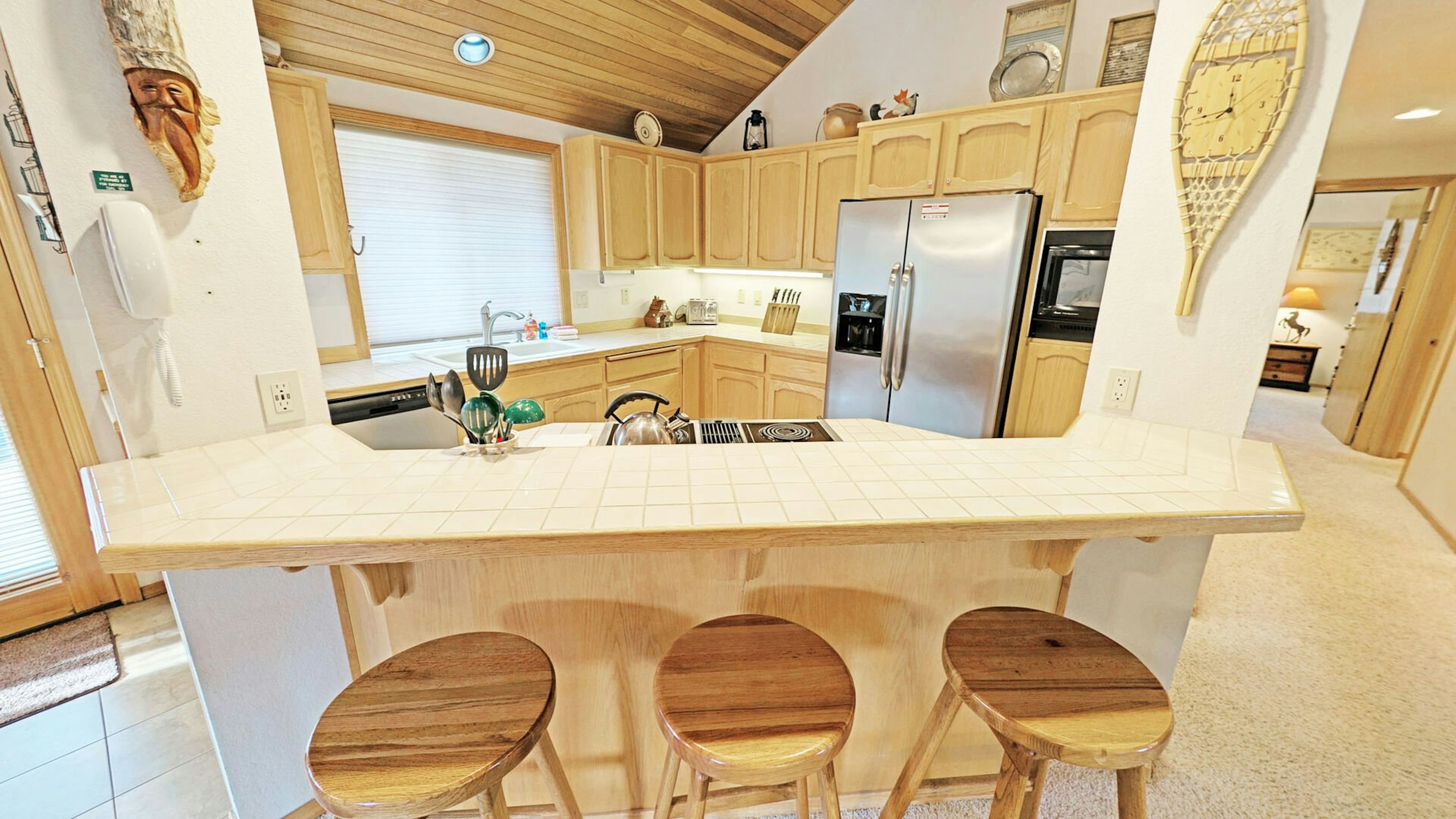 Pyramid 7 - Kitchen with Island Bar