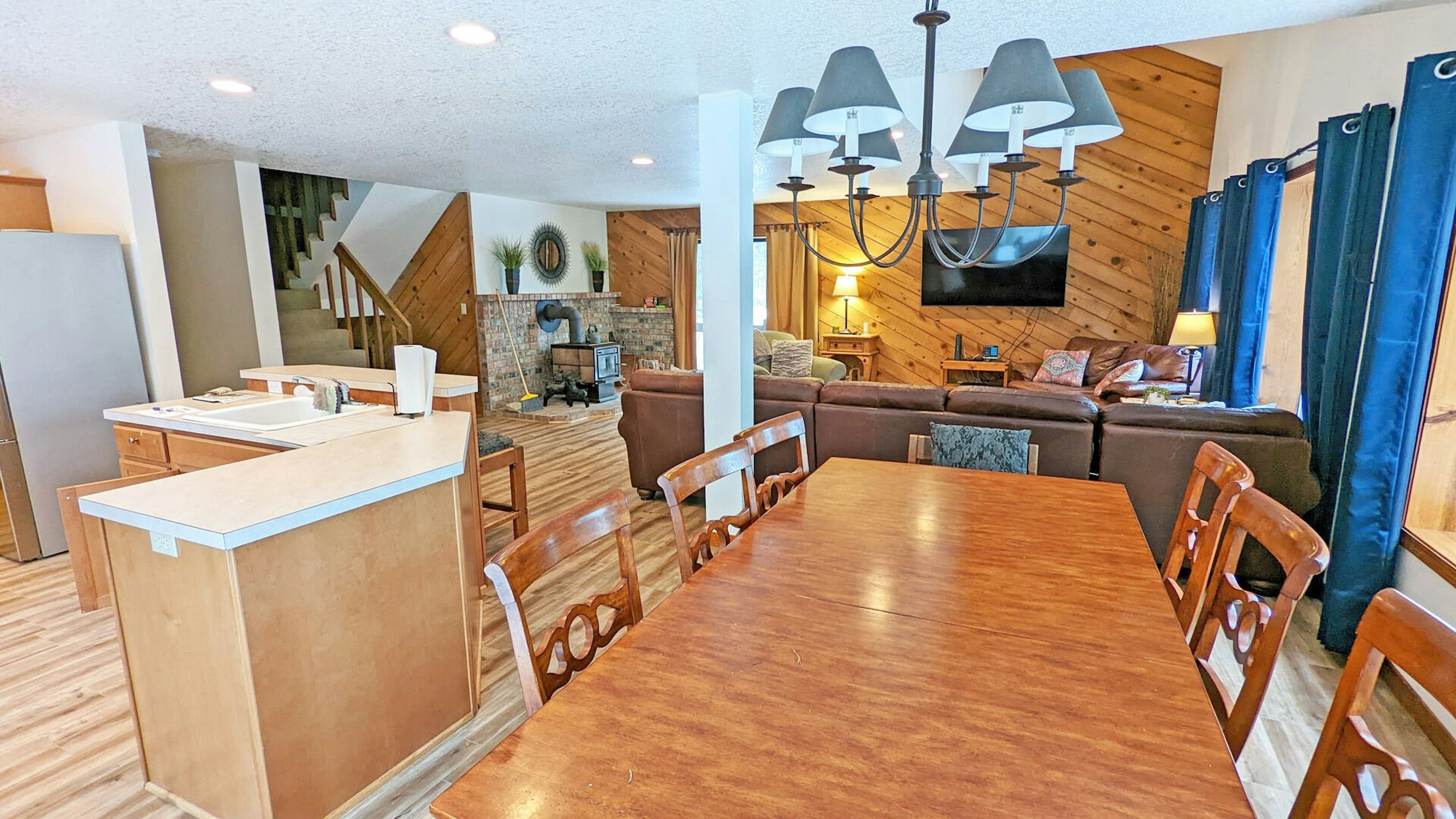 Yellow Pine 10 - Dining with Kitchen on the left
