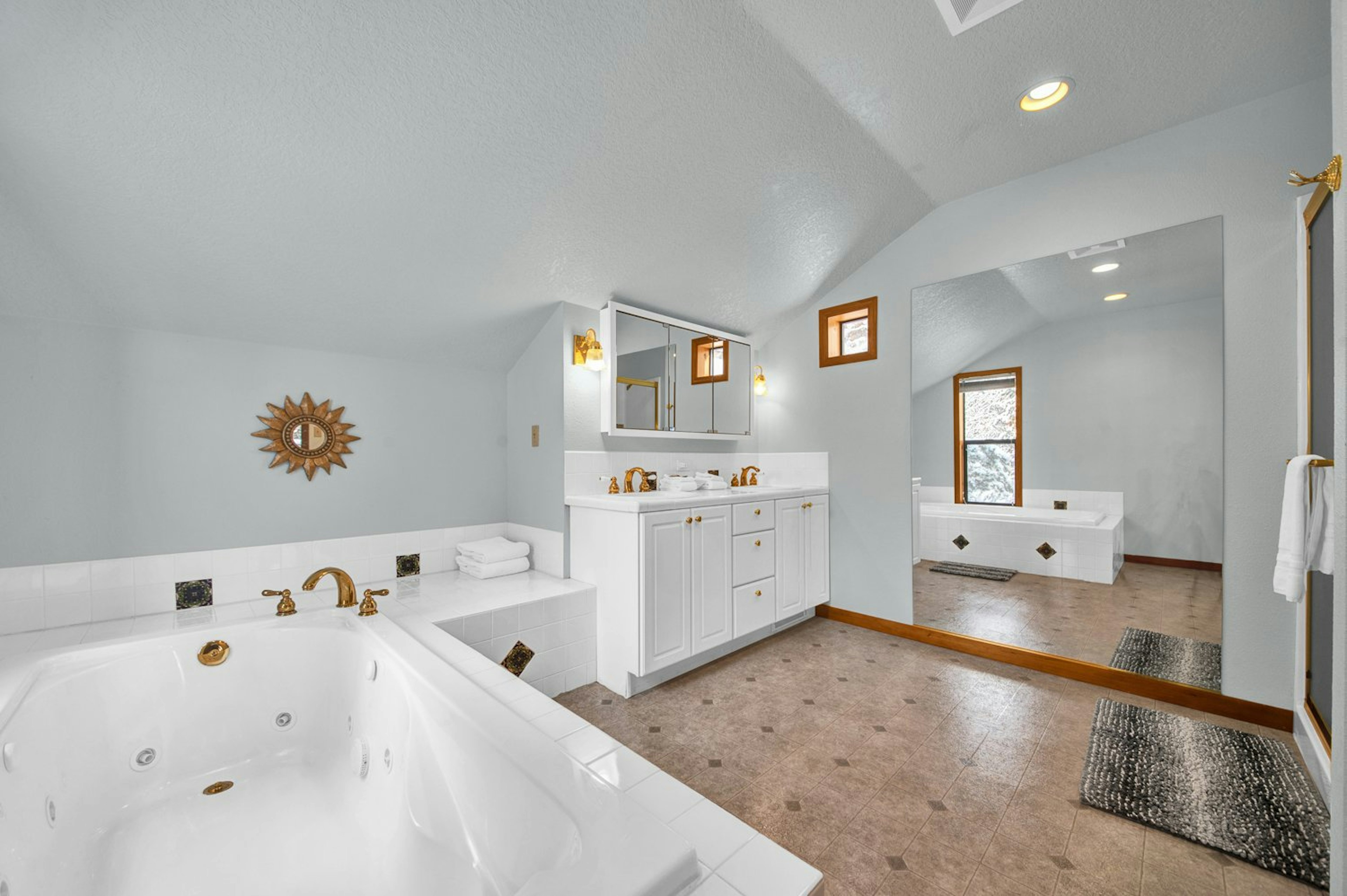 Yellow Pine 10 - Upstairs Primary En Suite with Separate Tub and Shower