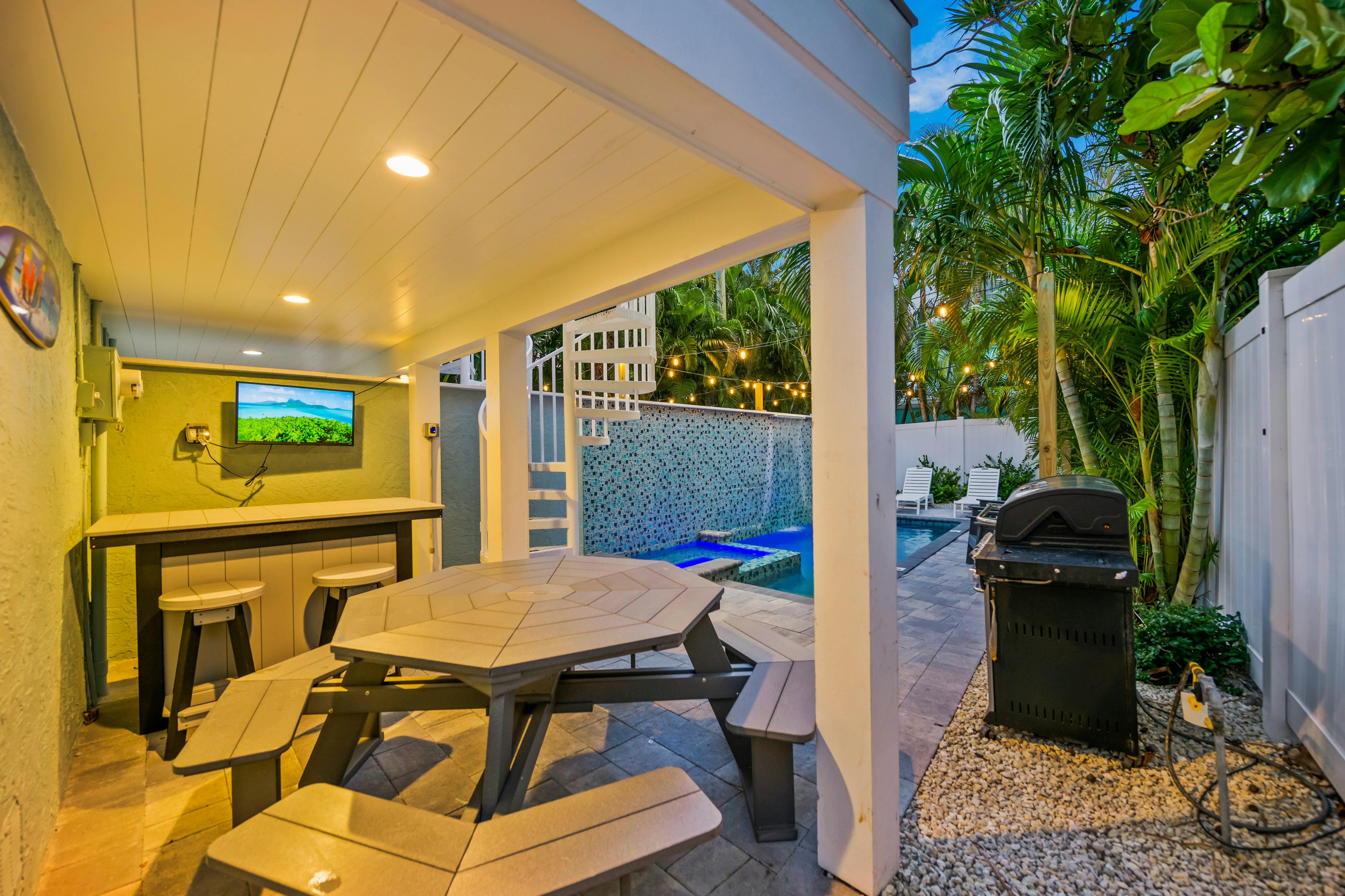 Outdoor Dining and Bar Seating - Island Time East