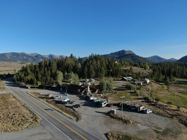 Smiley Creek Lodge image 8