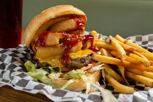 Bridgeside Dining image 4