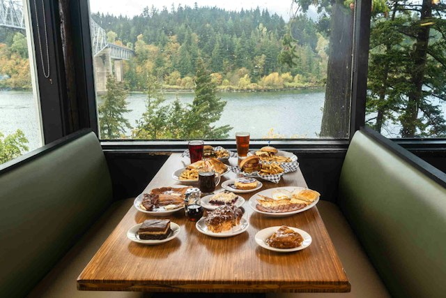 Bridgeside Dining image 11