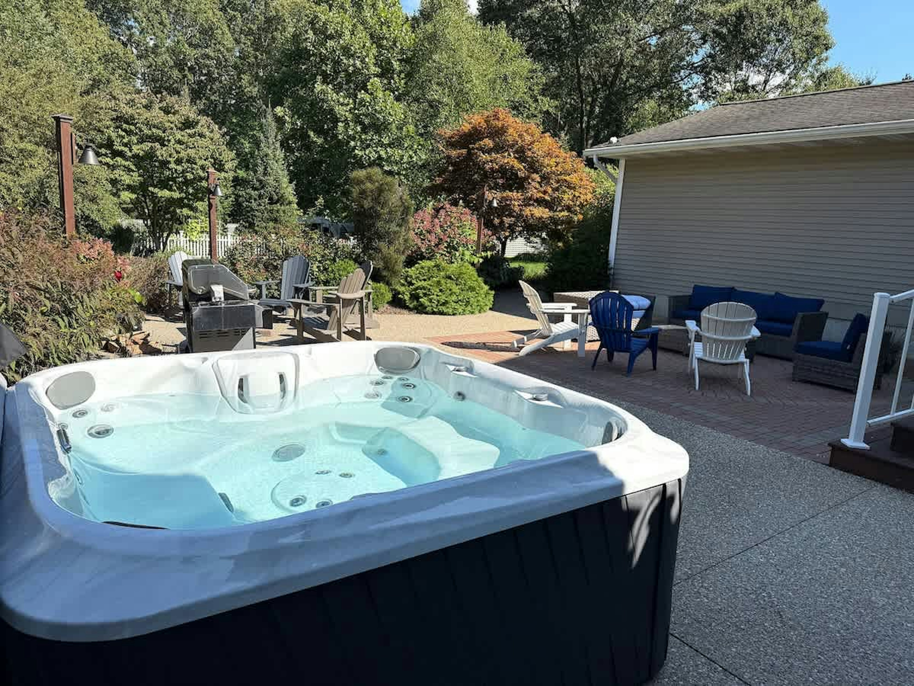 Your perfect gathering spot: hot tub, firepit & lounge.