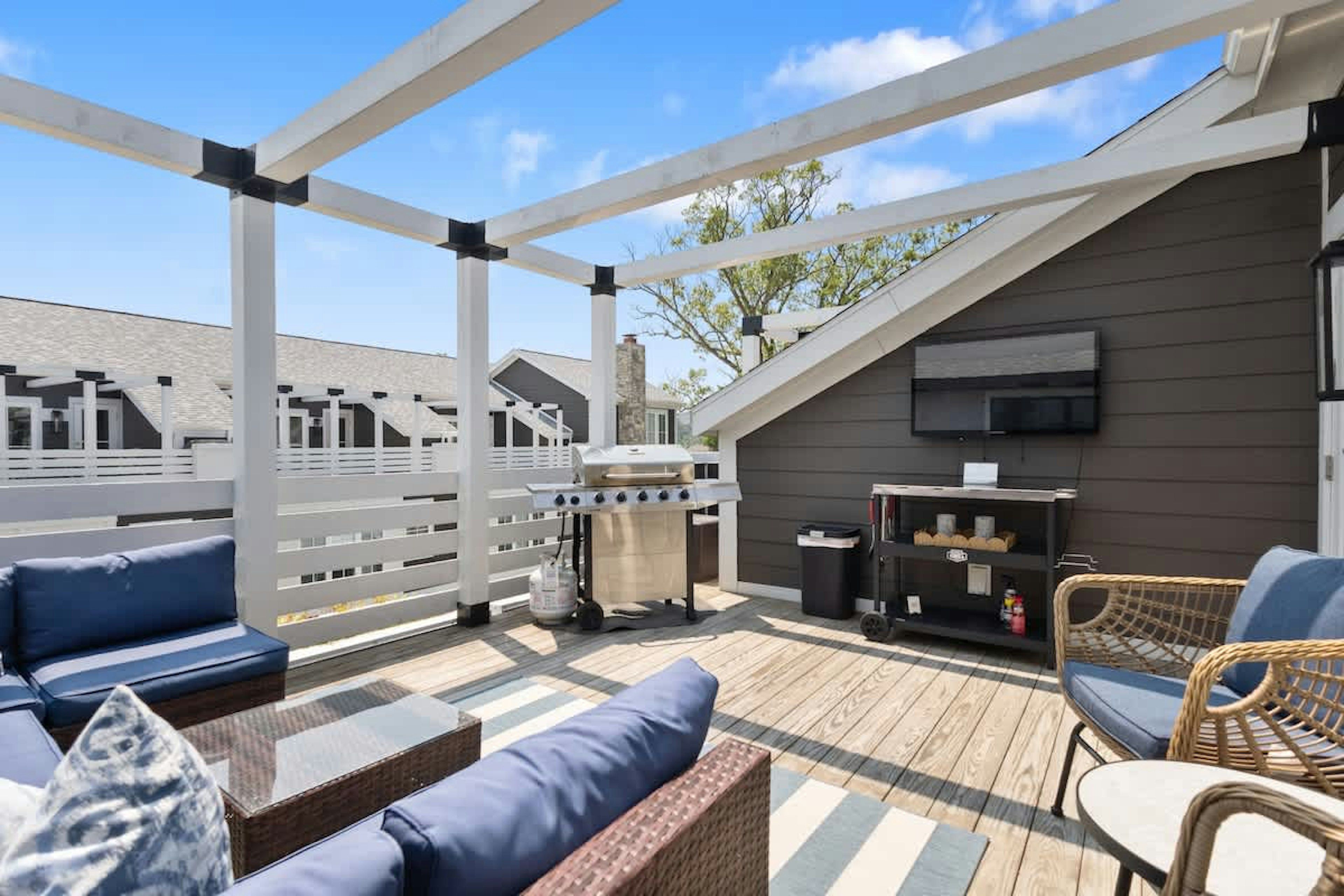 Rooftop BBQs and open skies—vacation perfection.