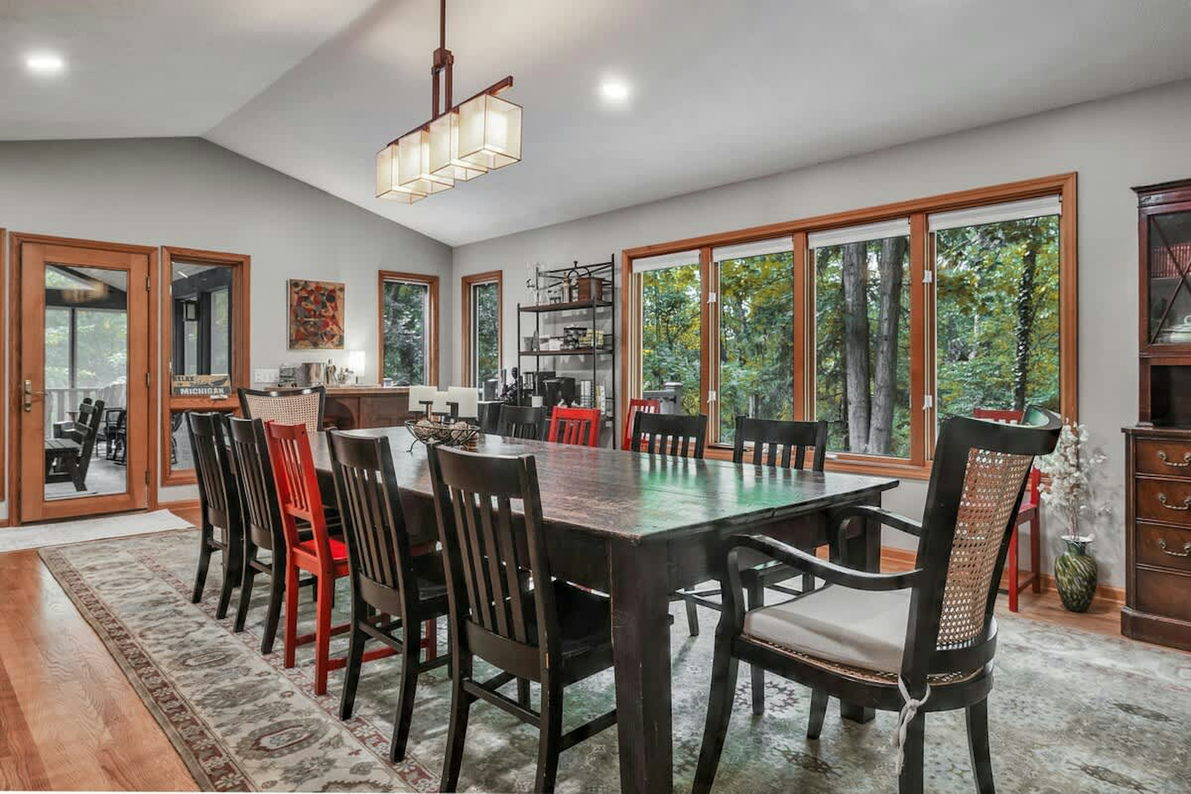 Forest views, bold chairs, and dinner party flair.