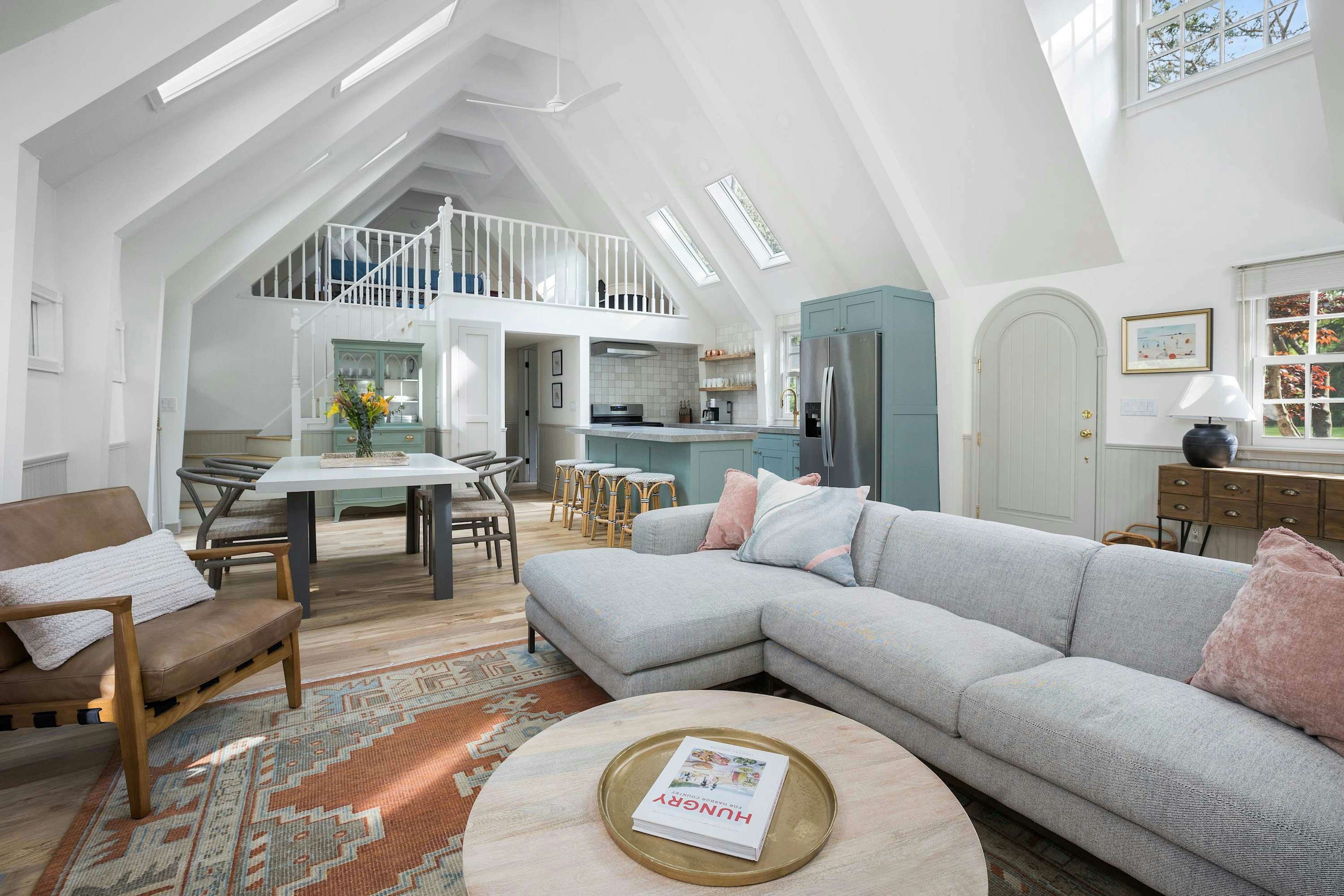 Light-filled mornings and effortless gathering, all in one space.