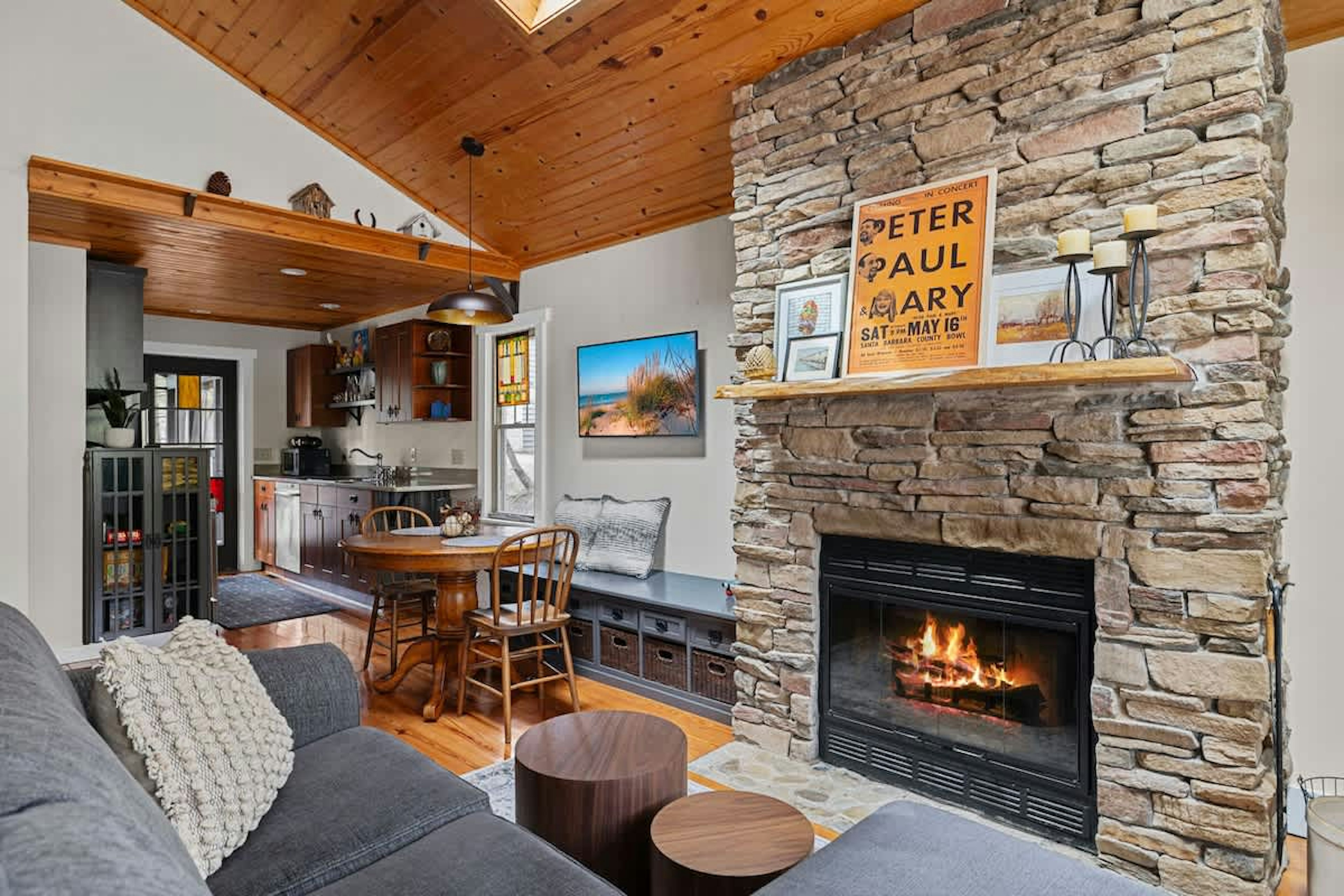 Cool beans. Legendary folk singers Peter, Paul and Mary have stayed here!