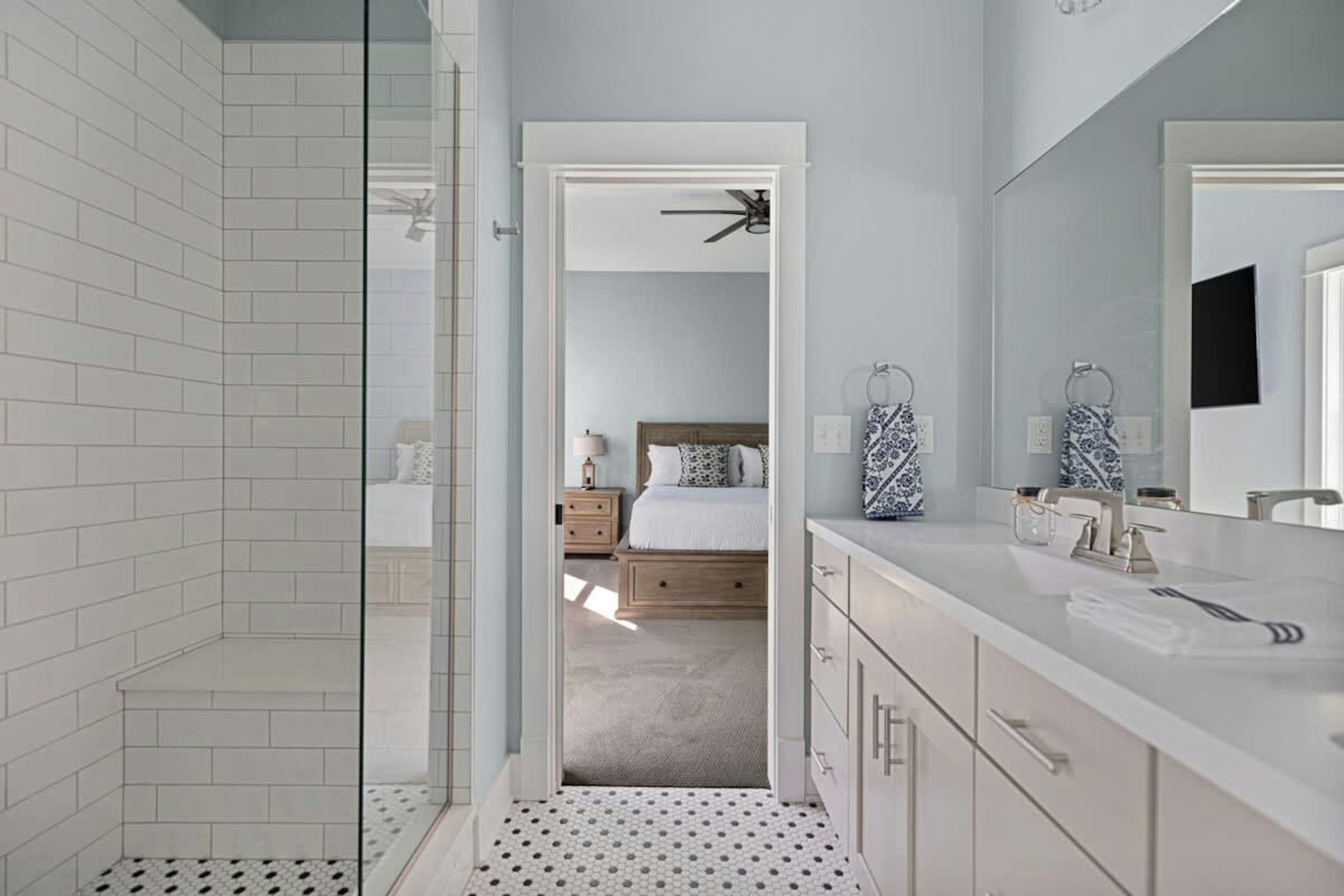 Is easy access to a fabulous ensuite bathroom part of your dream vacay? Gotcha'.
