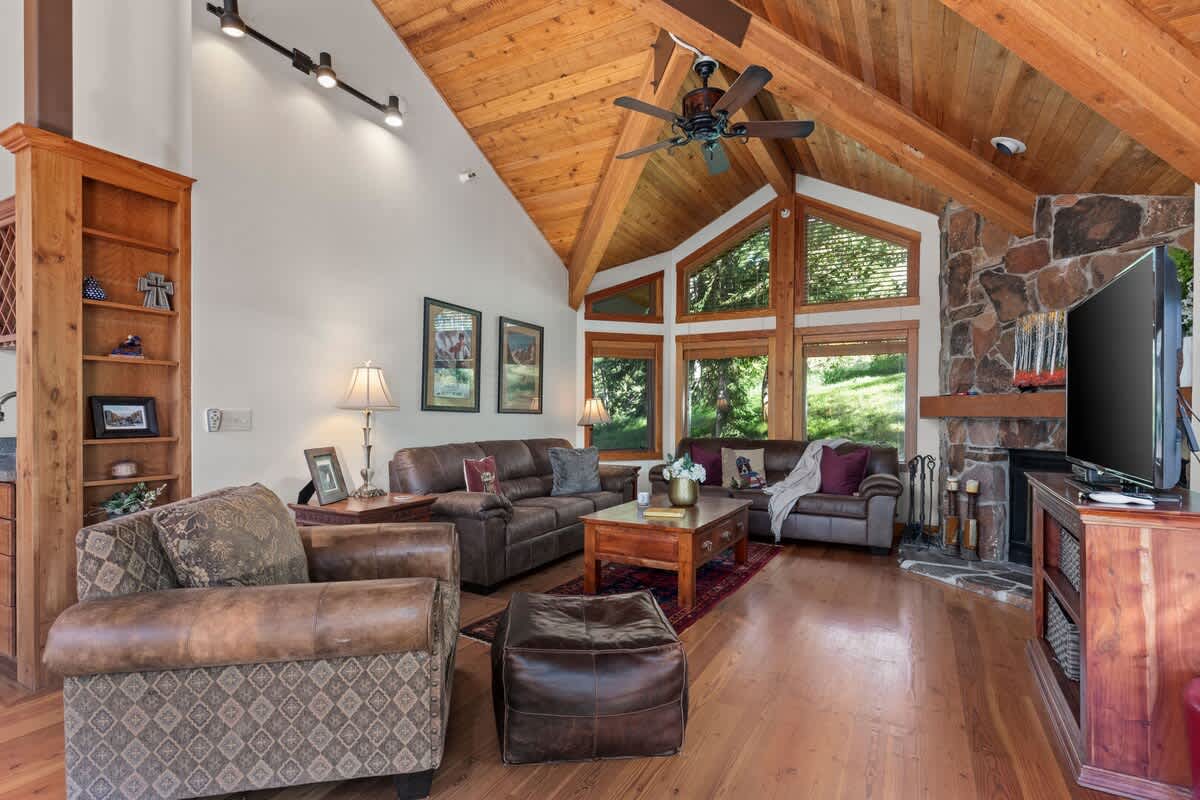 Abode at Crescent Cabin photo 3