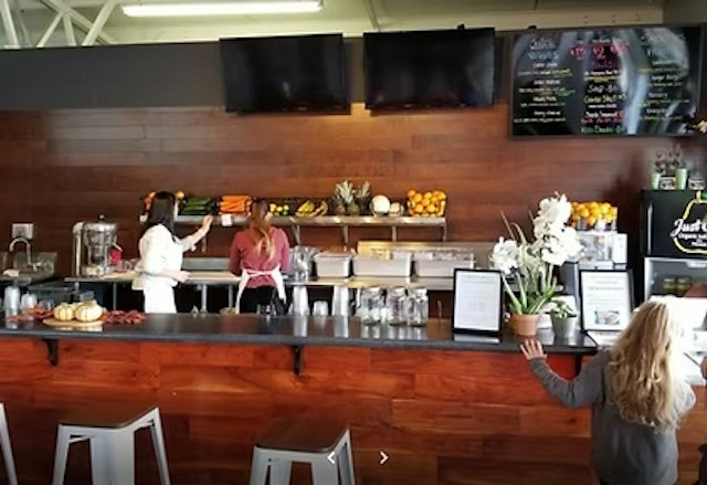 Just Cut Organic Juice Bar image 3