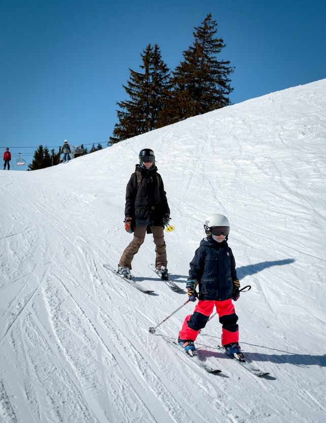 Twee skiërs in de lente